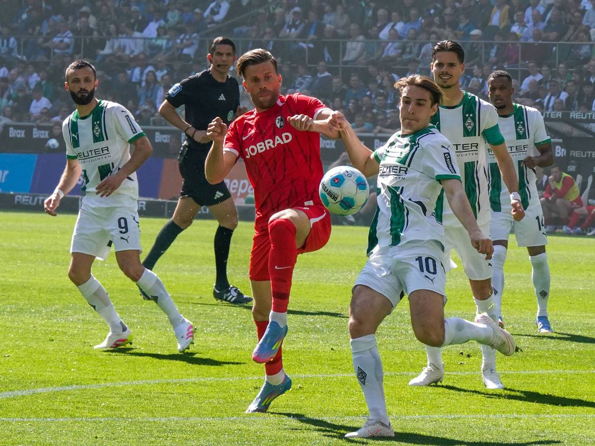 Florian Neuhaus von Borussia Mönchengladbach im Zweikampf mit Freiburgs Lucas Höler.