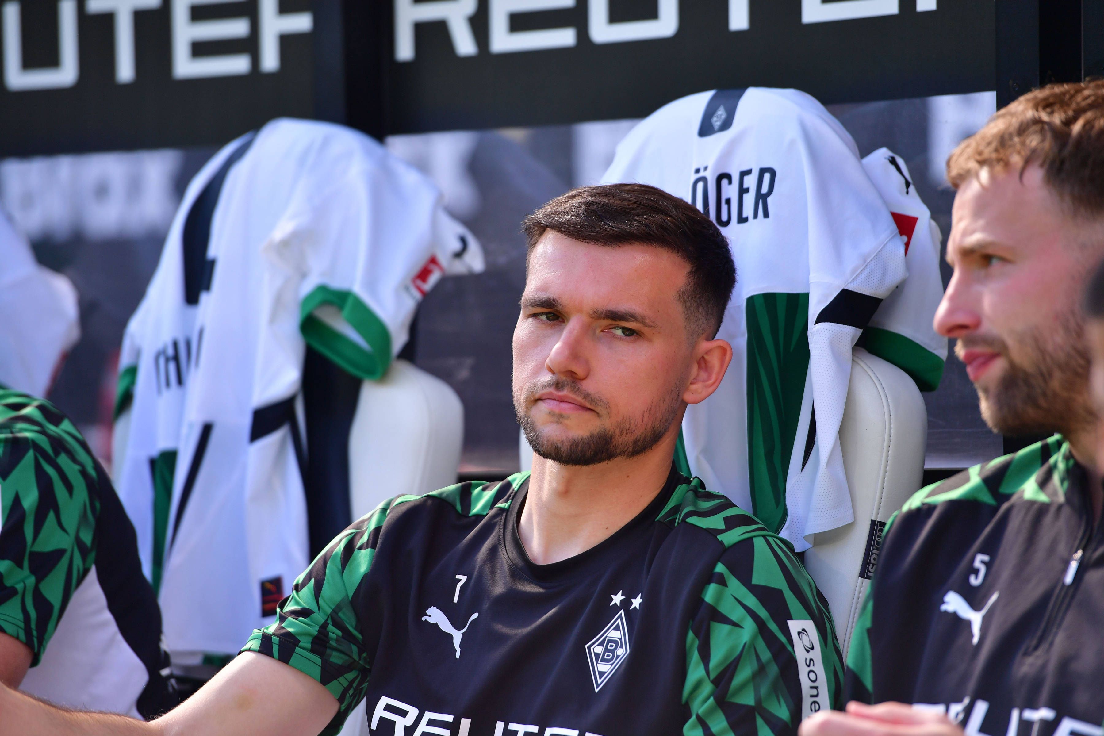 Kevin Stöger mit genervtem Blick auf der Ersatzbank von Borussia Mönchengladbach.