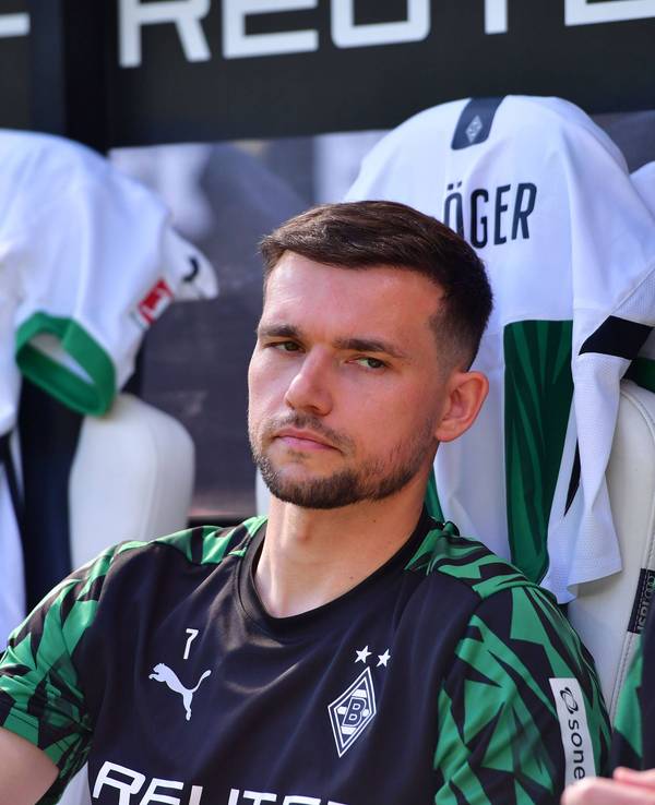 Kevin Stöger mit genervtem Blick auf der Ersatzbank von Borussia Mönchengladbach.