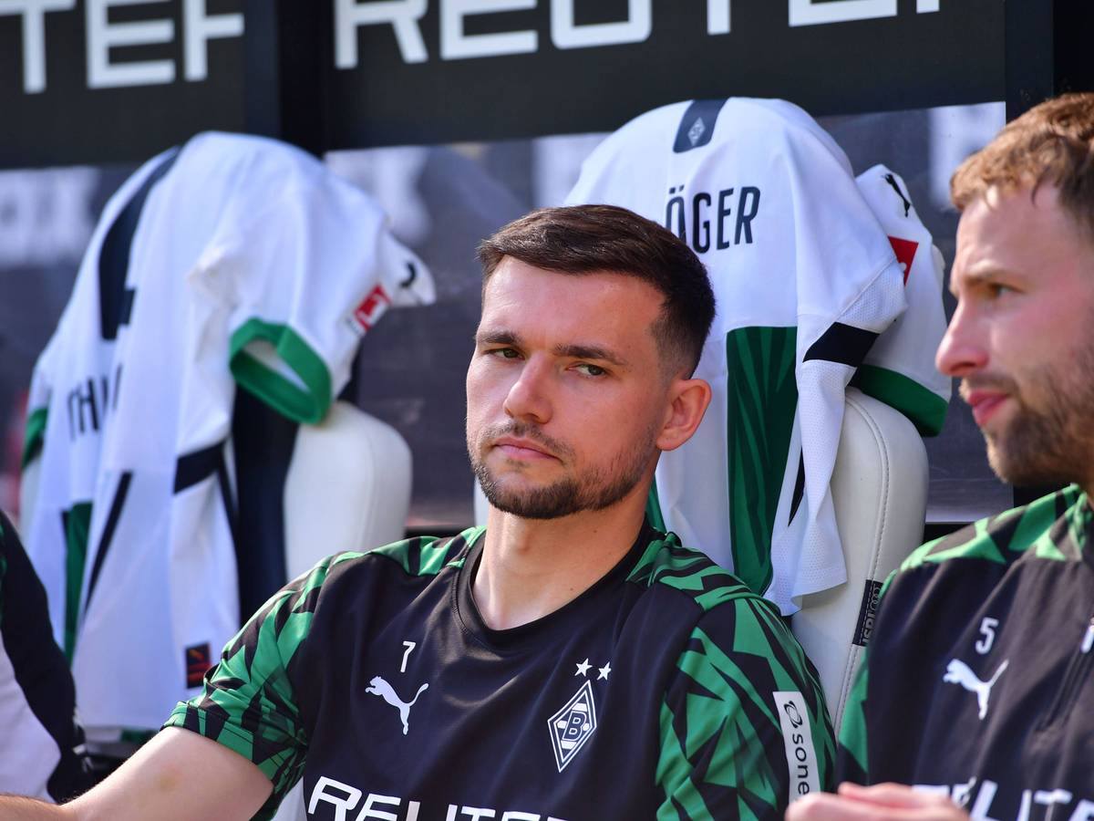 Kevin Stöger mit genervtem Blick auf der Ersatzbank von Borussia Mönchengladbach.