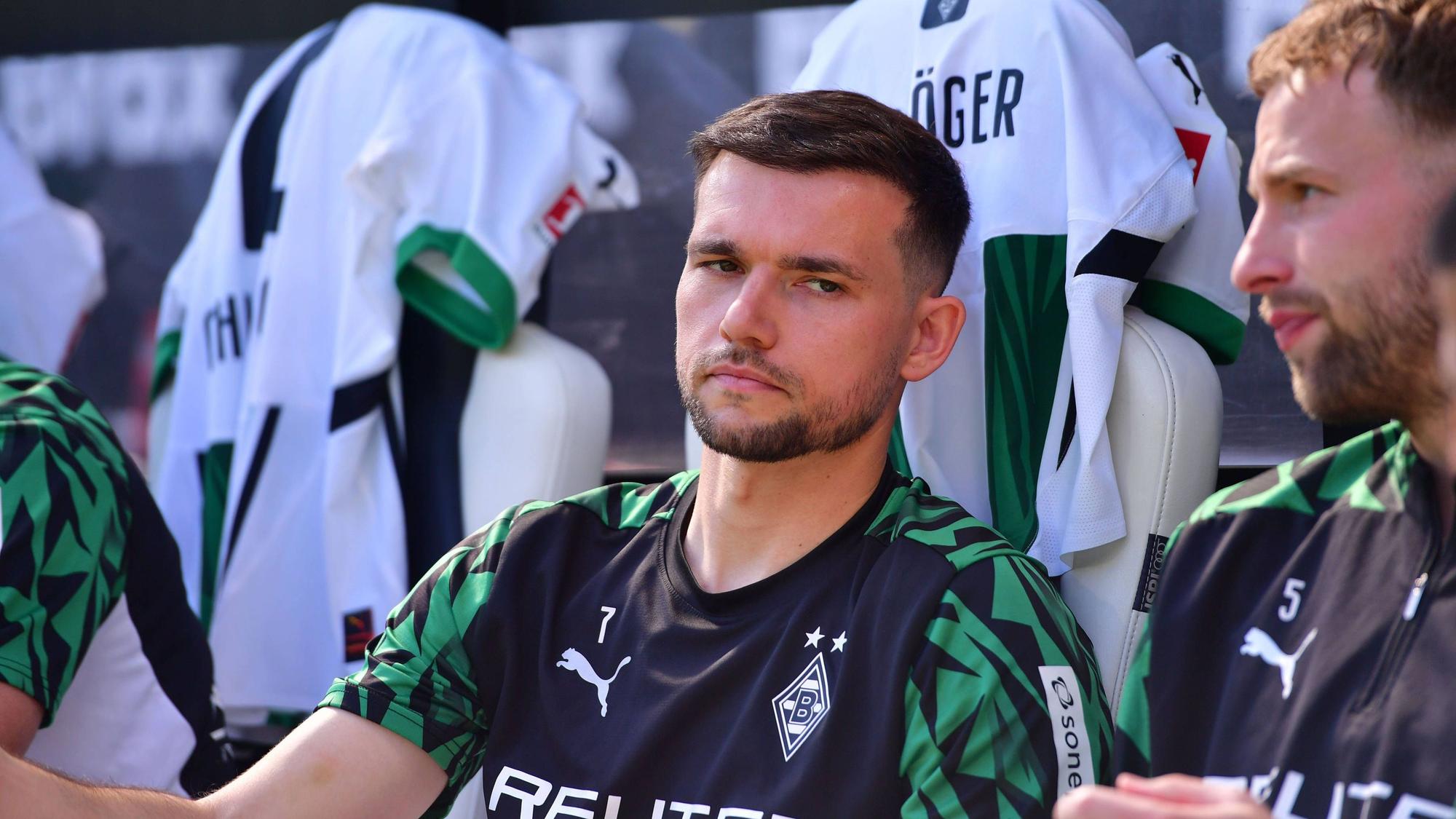 Kevin Stöger mit genervtem Blick auf der Ersatzbank von Borussia Mönchengladbach.
