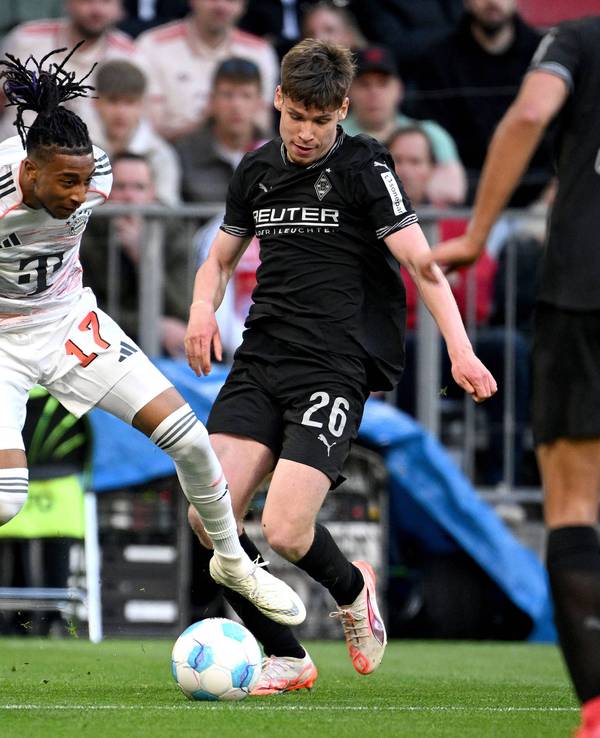 Michael Olise (l.) und Lukas Ullrich (r.) batteln sich auf dem Platz.