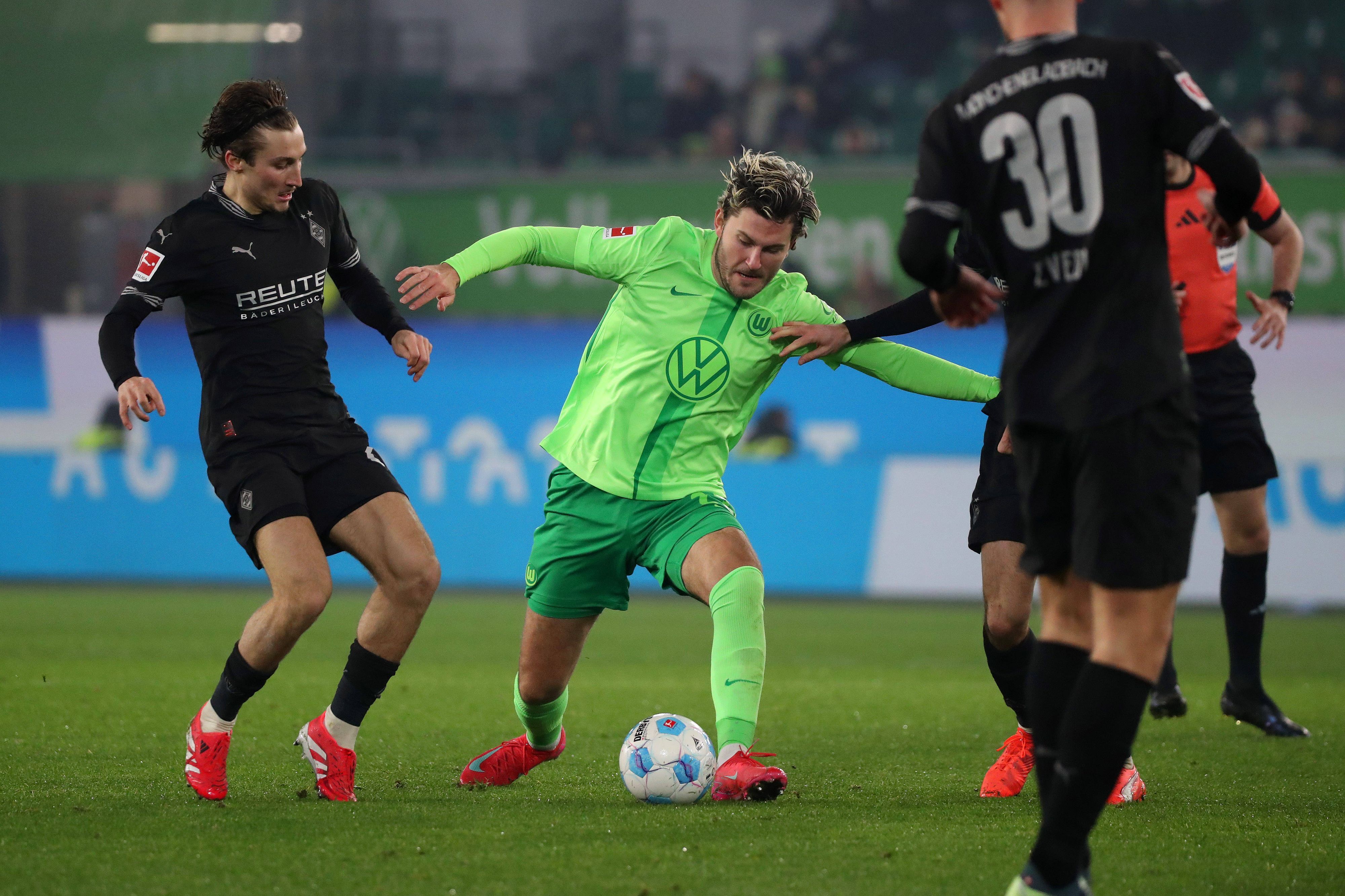 Rocco Reitz von Gladbach im Zweikampf mit Jonas Wind von Wolfsburg.