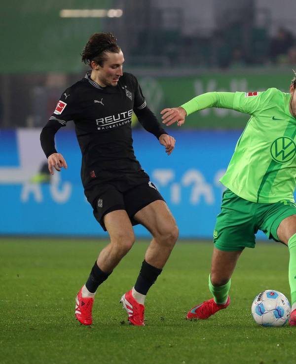 Rocco Reitz von Gladbach im Zweikampf mit Jonas Wind von Wolfsburg.
