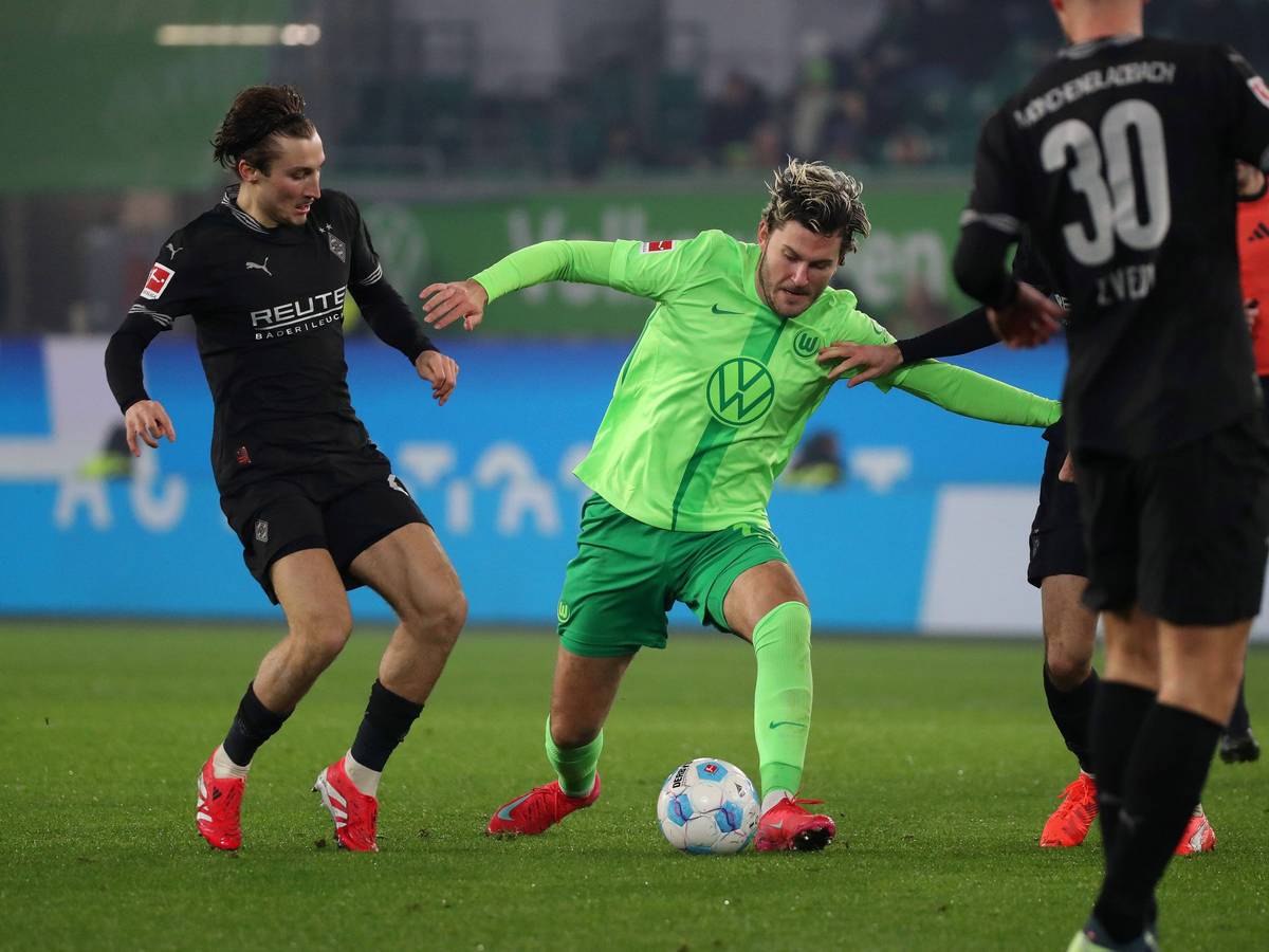 Rocco Reitz von Gladbach im Zweikampf mit Jonas Wind von Wolfsburg.
