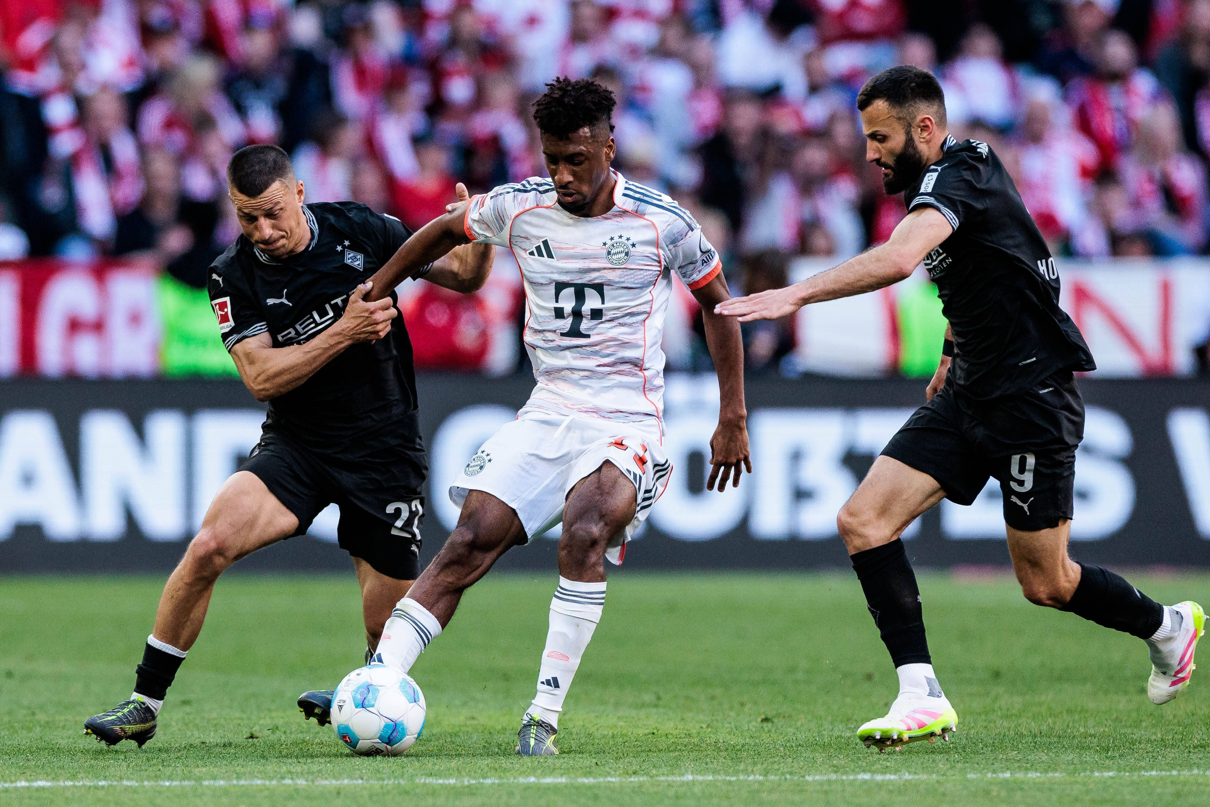 Stefan Lainer und Franck Honorat kämpfen mit Kingsley Coman um den Ball.