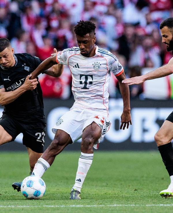 Stefan Lainer und Franck Honorat kämpfen mit Kingsley Coman um den Ball.