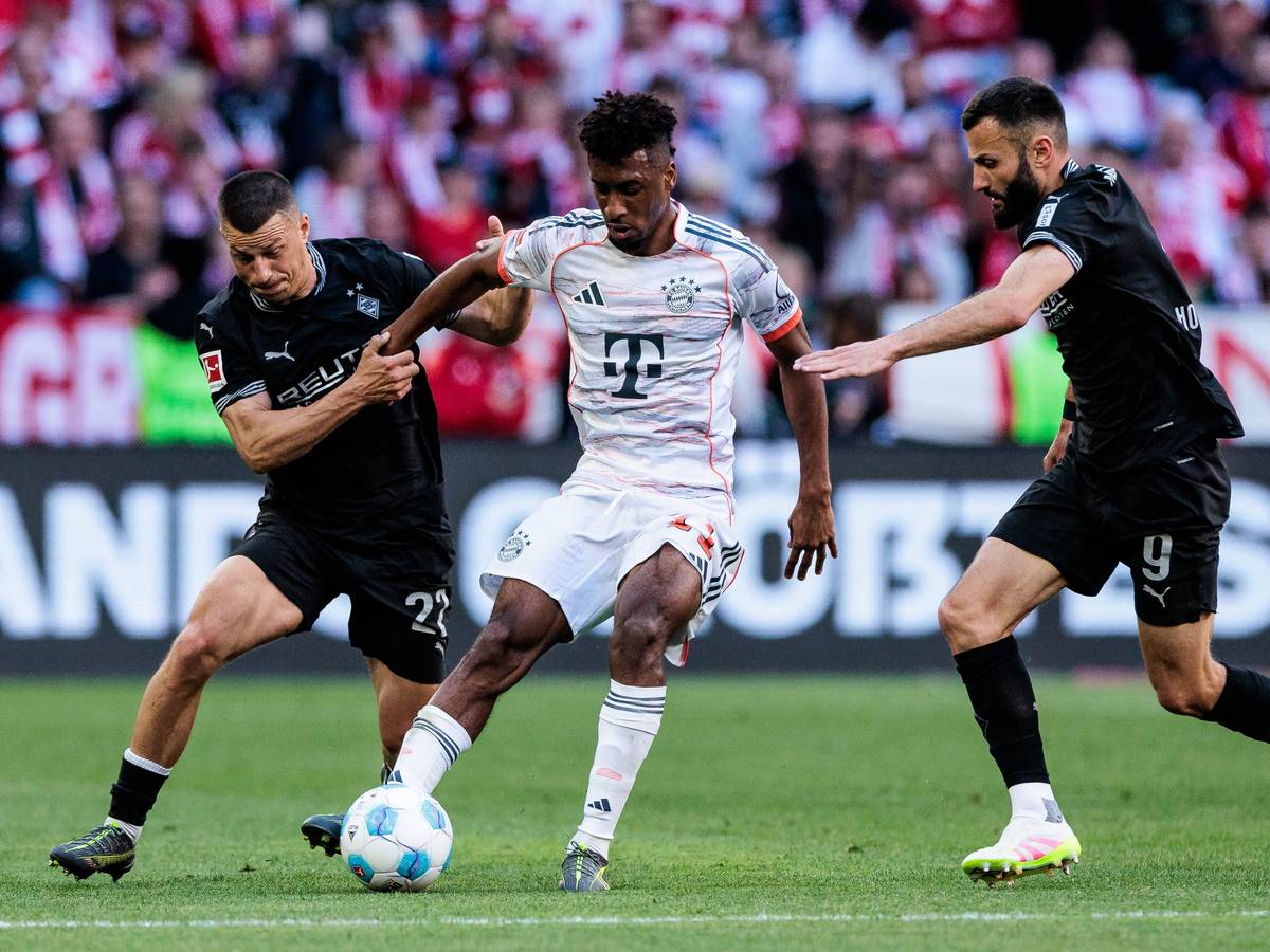 Stefan Lainer und Franck Honorat kämpfen mit Kingsley Coman um den Ball.