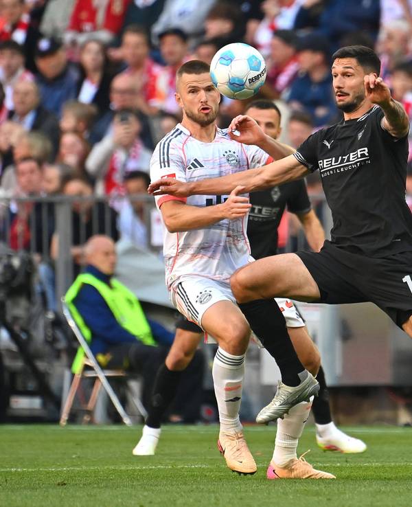 Tim Kleindienst im Zweikampf mit Eric Dier.