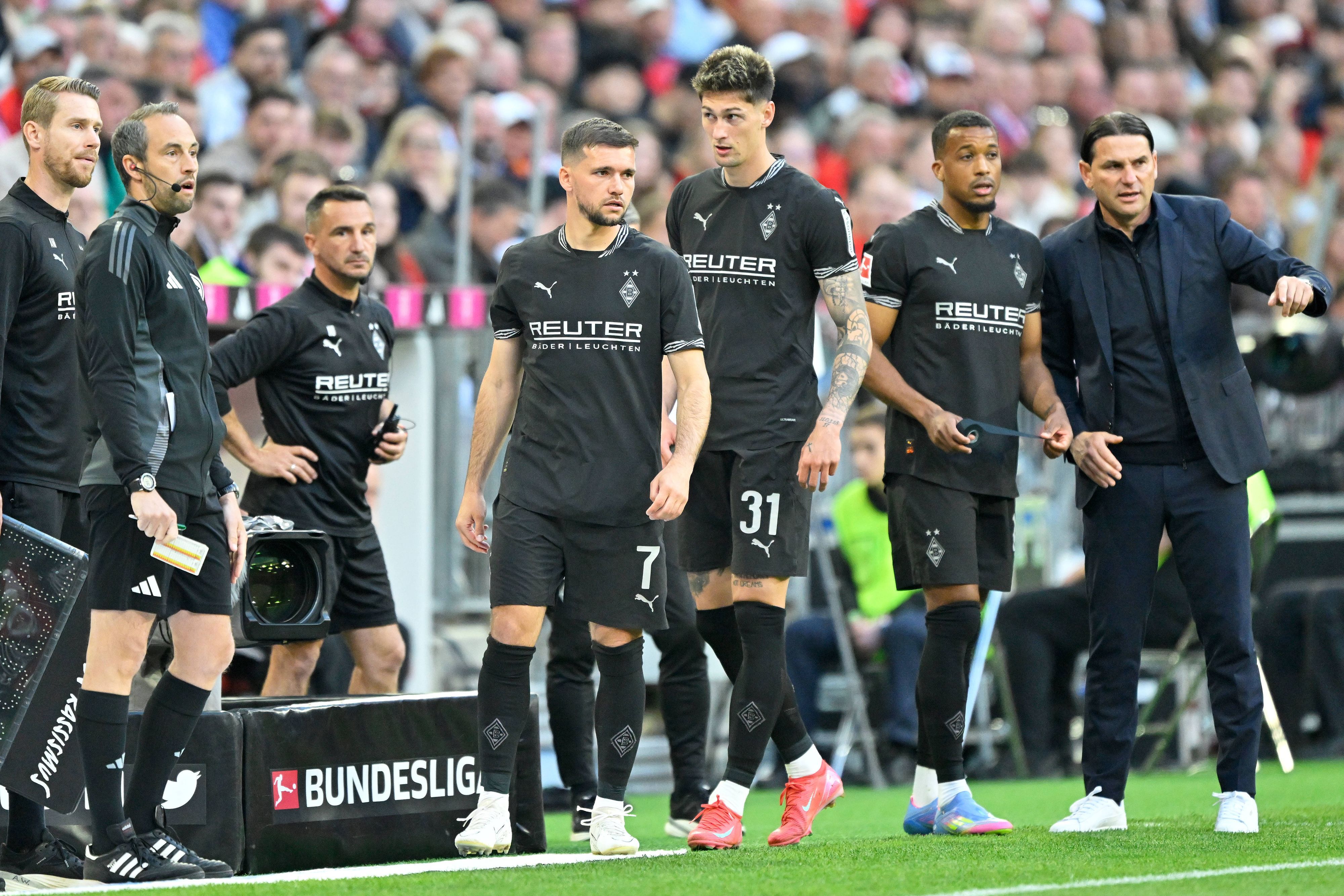 Spieler von Borussia Mönchengladbach werden eingewechselt.