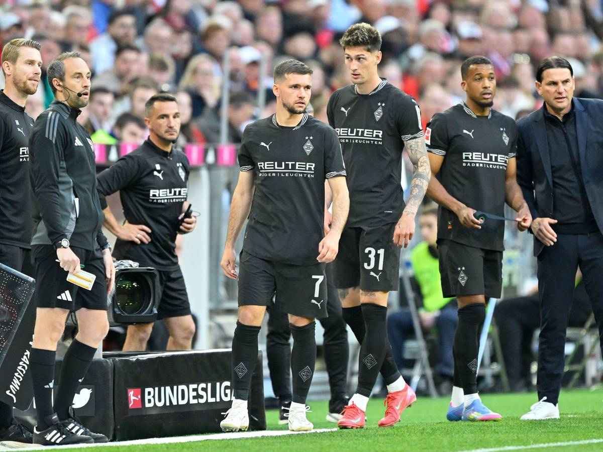 Spieler von Borussia Mönchengladbach werden eingewechselt.