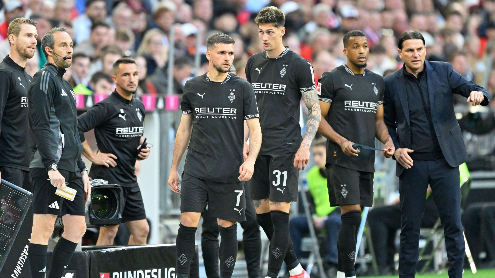 Spieler von Borussia Mönchengladbach werden eingewechselt.