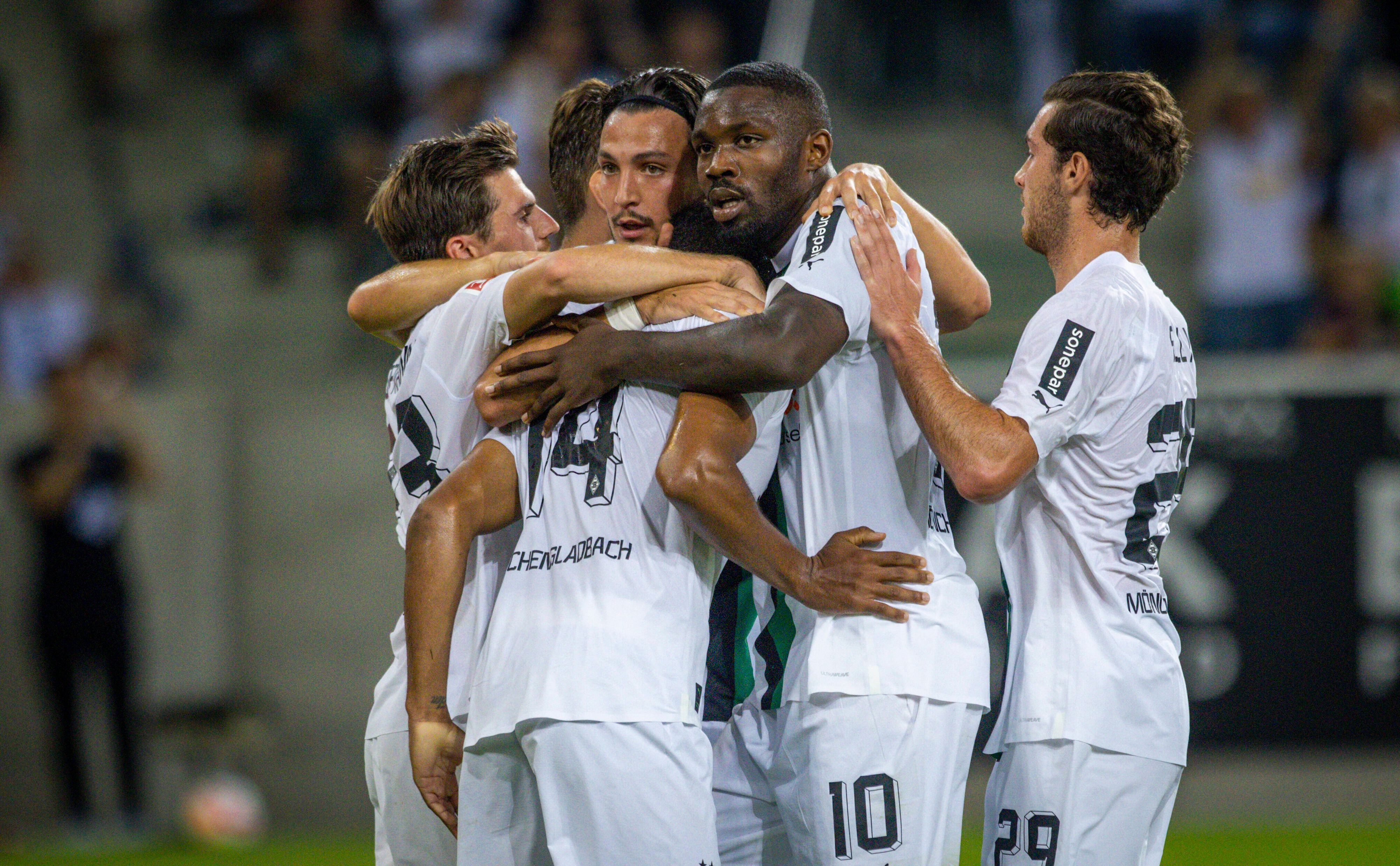 Spieler von Borussia Mönchengladbach bejubeln einen Treffer.