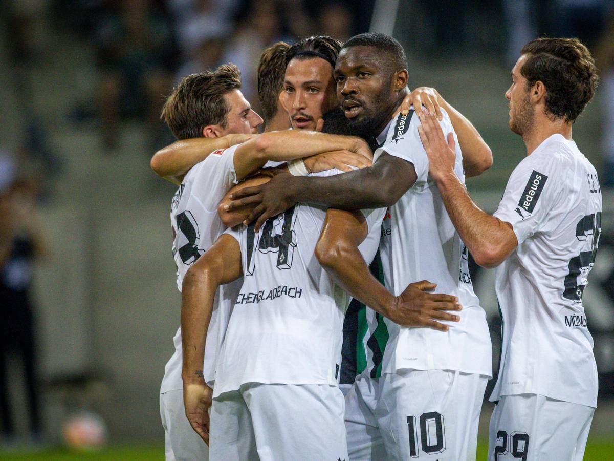 Spieler von Borussia Mönchengladbach bejubeln einen Treffer.