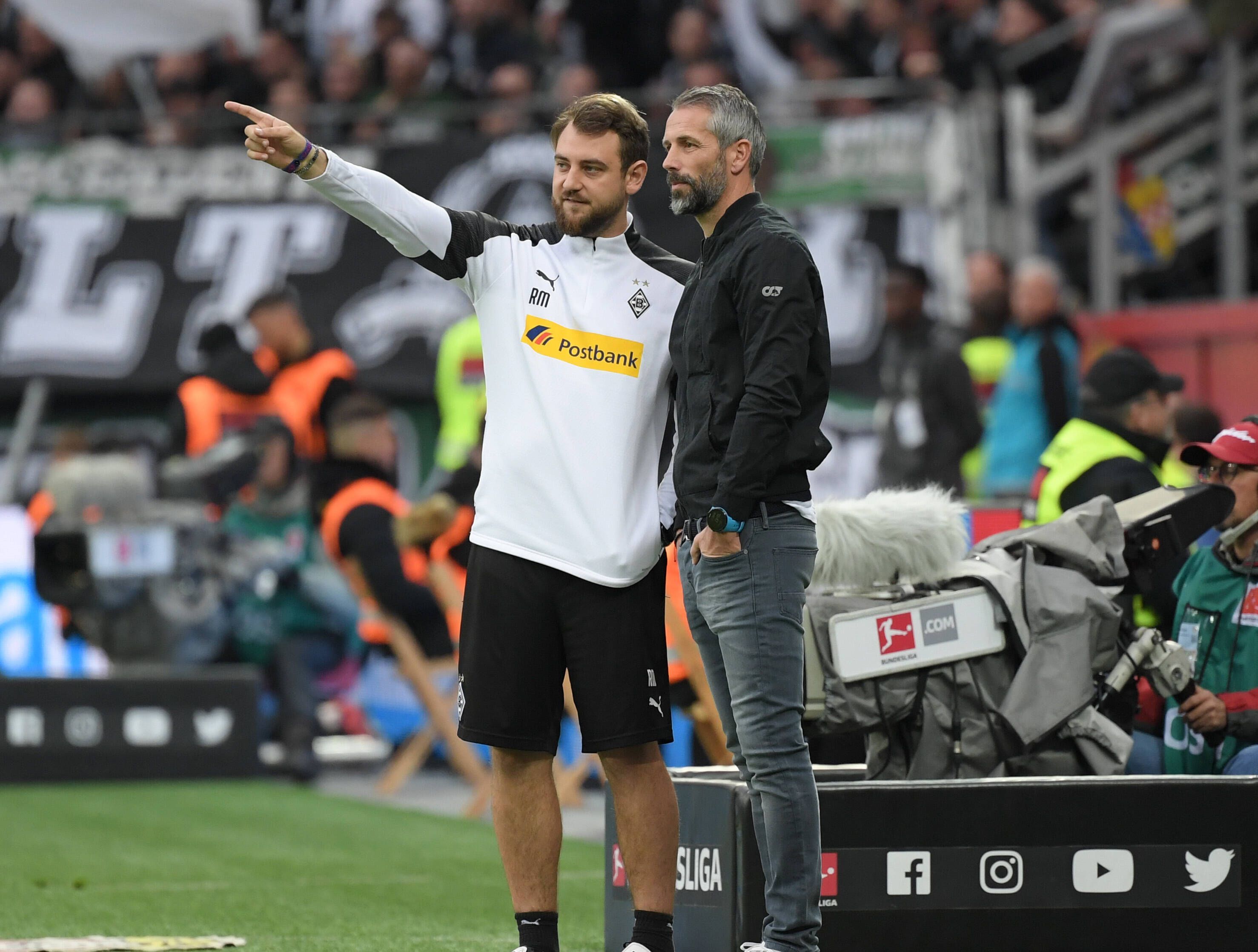 René Maric zeigt Gladbach-Trainer Marco Rose etwas an der Seitenlinie.