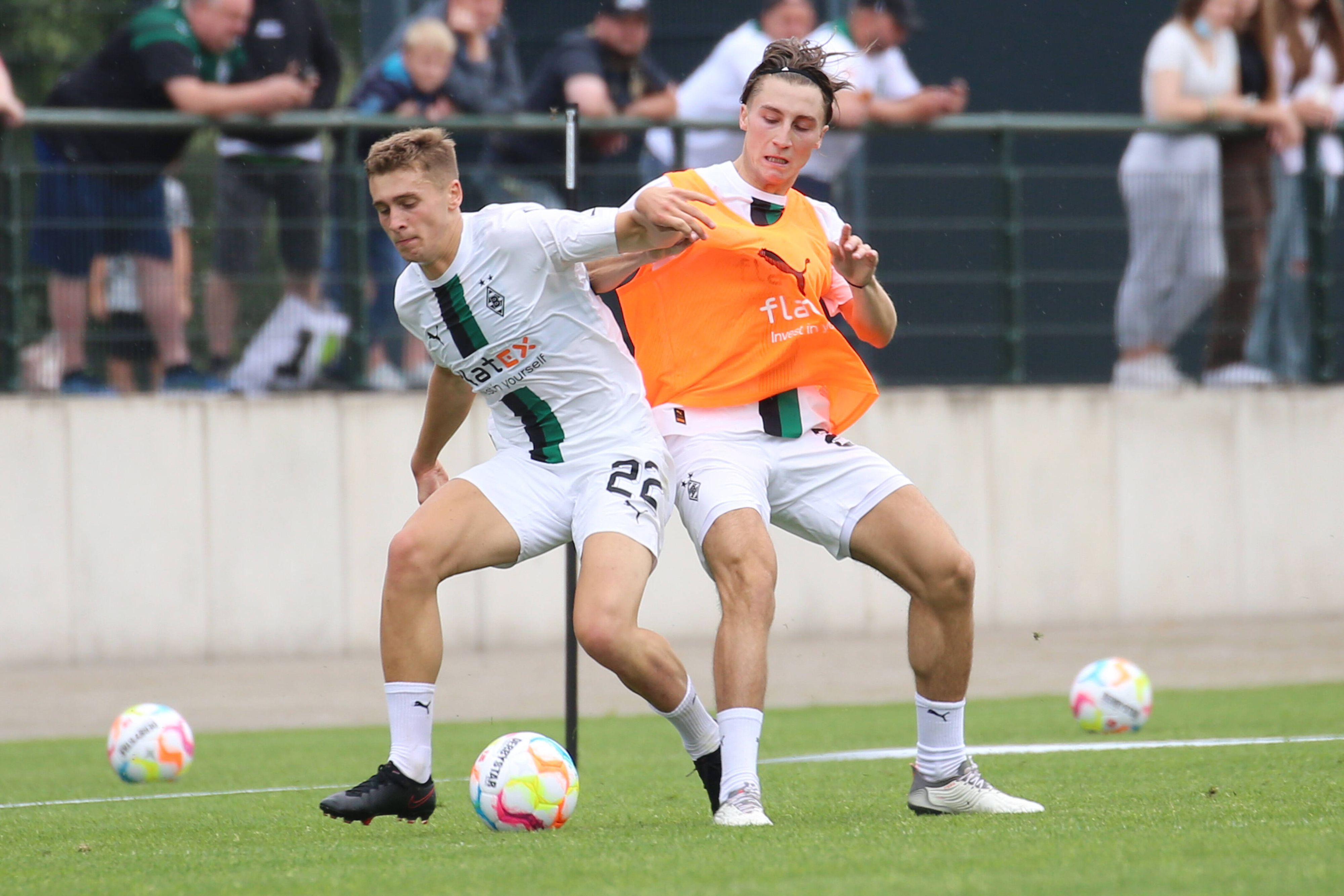 Oscar Fraulo und Rocco Reitz bei einem Trainingsspiel.