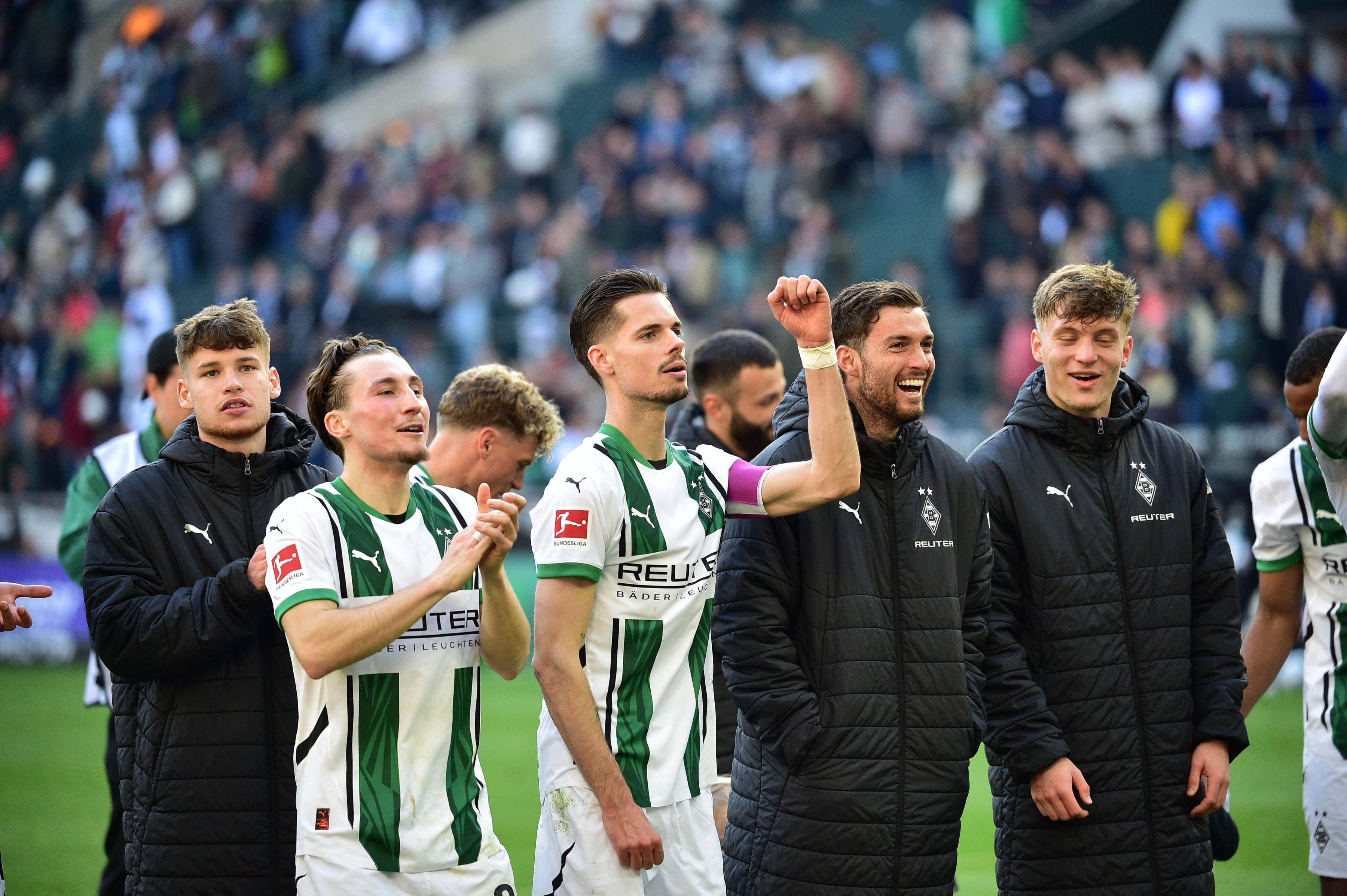 Die Gladbach-Profis feiern vor der Kurve.