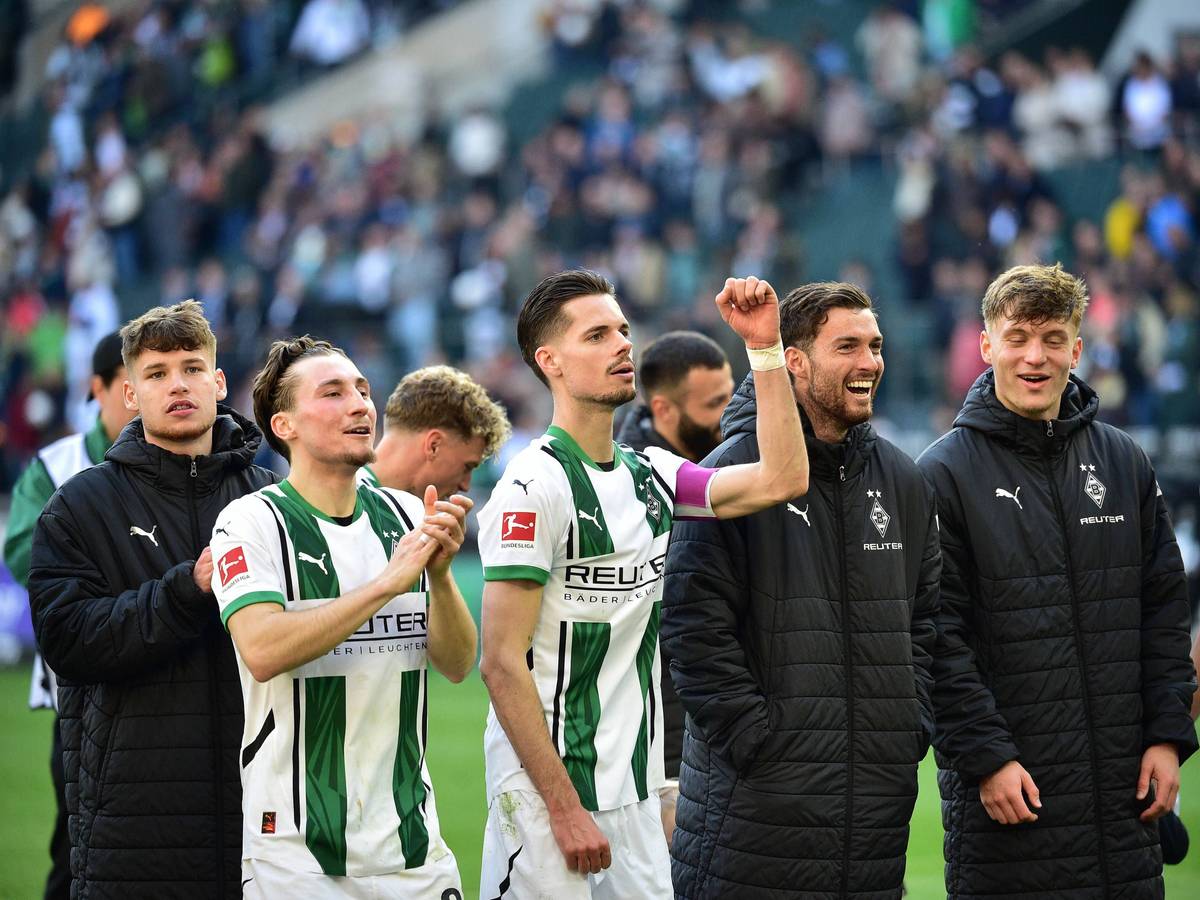 Die Gladbach-Profis feiern vor der Kurve.