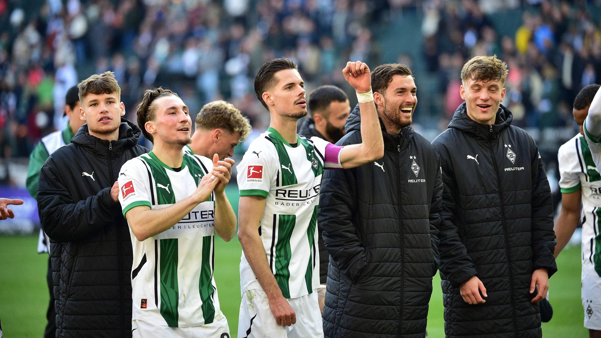 Die Gladbach-Profis feiern vor der Kurve.