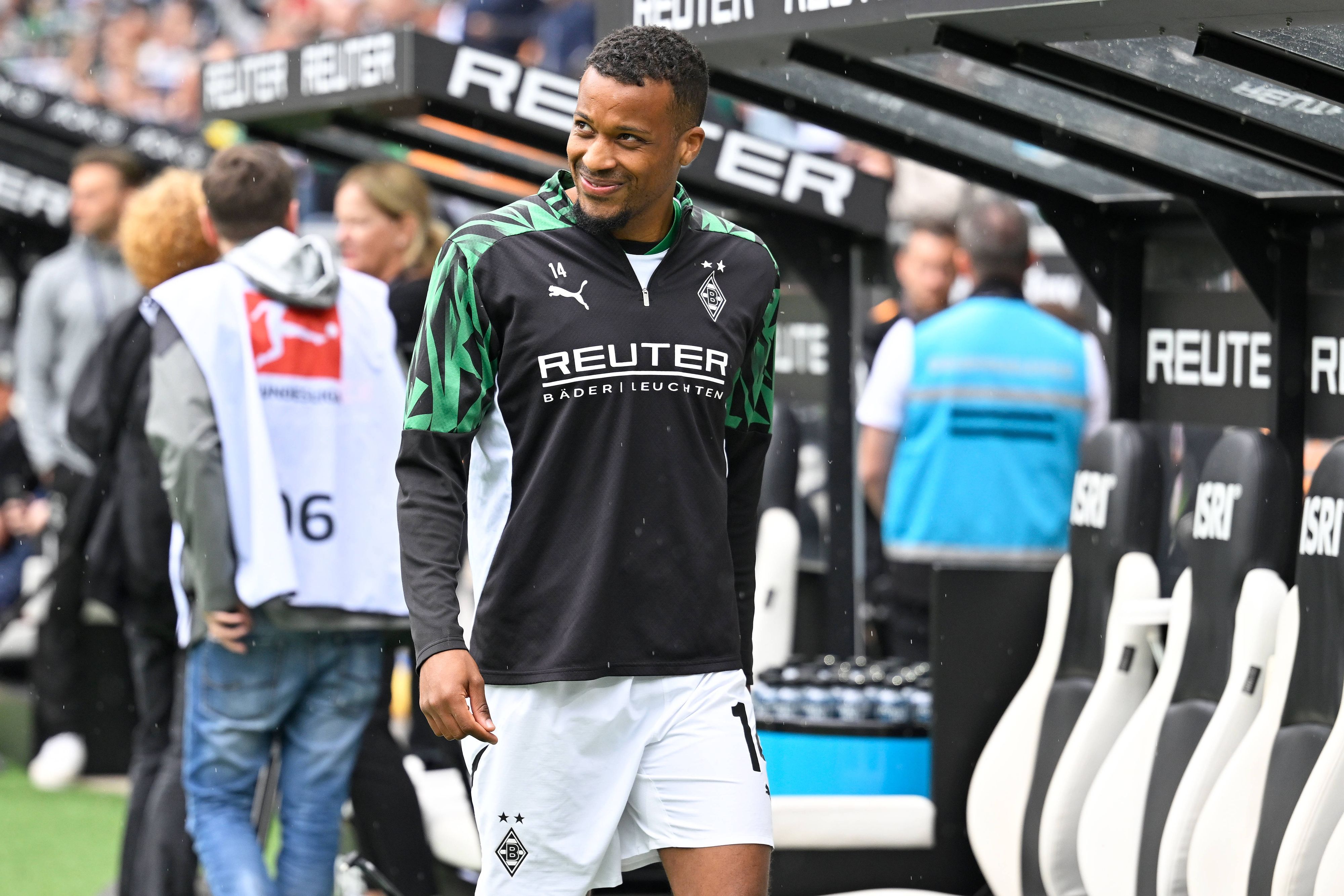 Alassane Plea vor der Borussia-Bank in Trainingsklamotte.