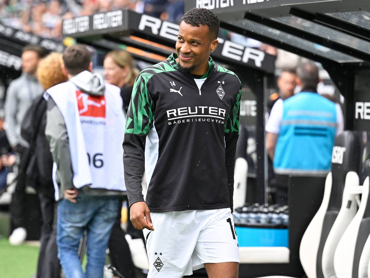 Alassane Plea vor der Borussia-Bank in Trainingsklamotte.