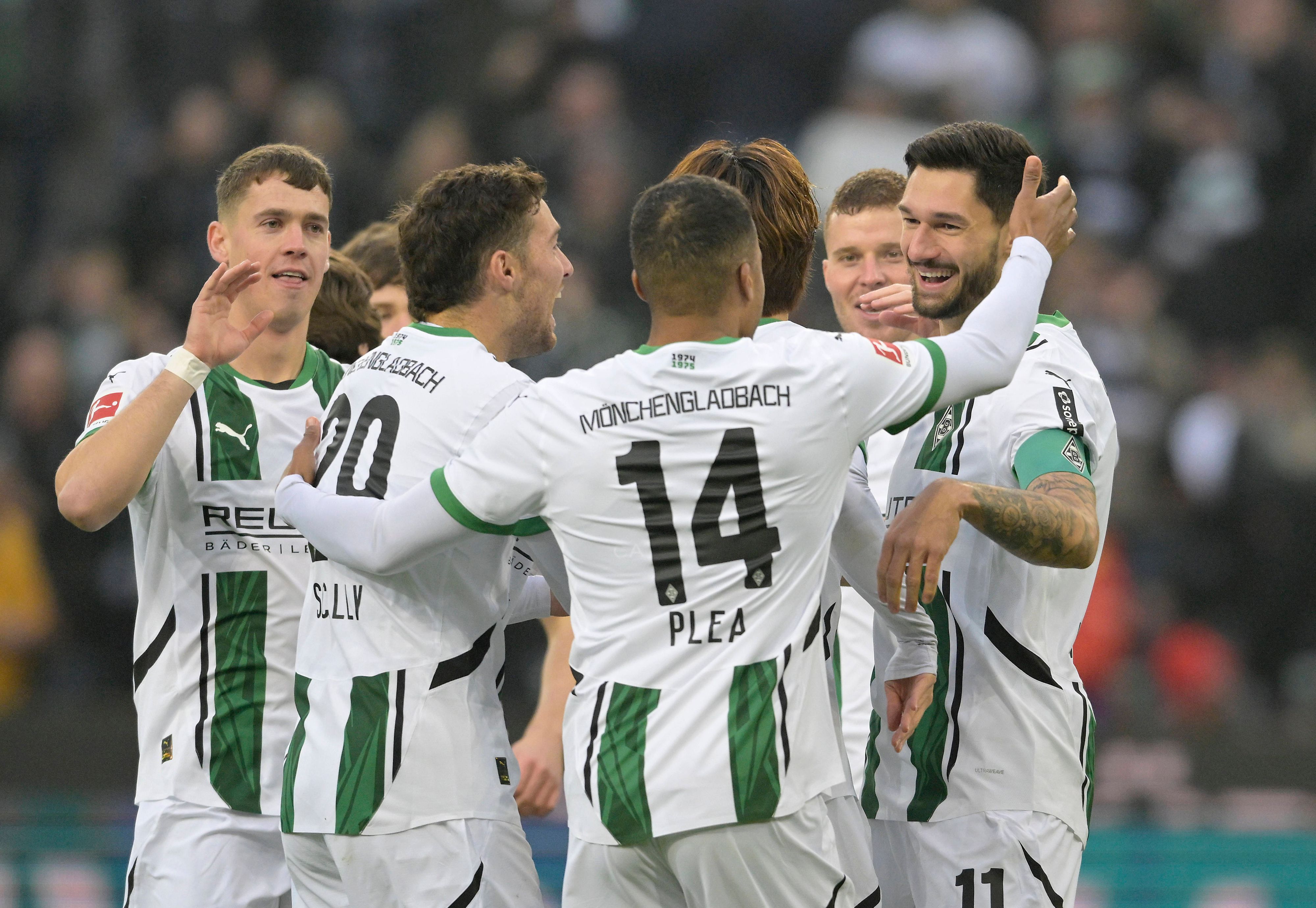 Die Gladbach-Spieler jubeln gemeinsam im Heimtrikot.