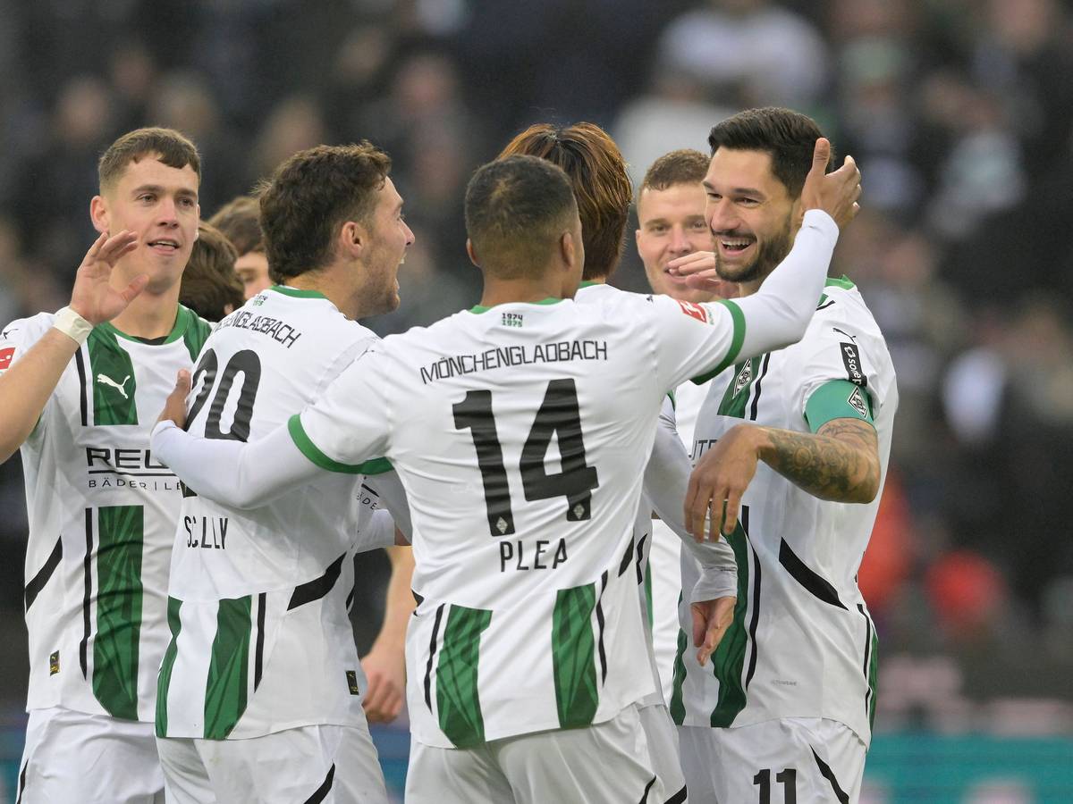Die Gladbach-Spieler jubeln gemeinsam im Heimtrikot.