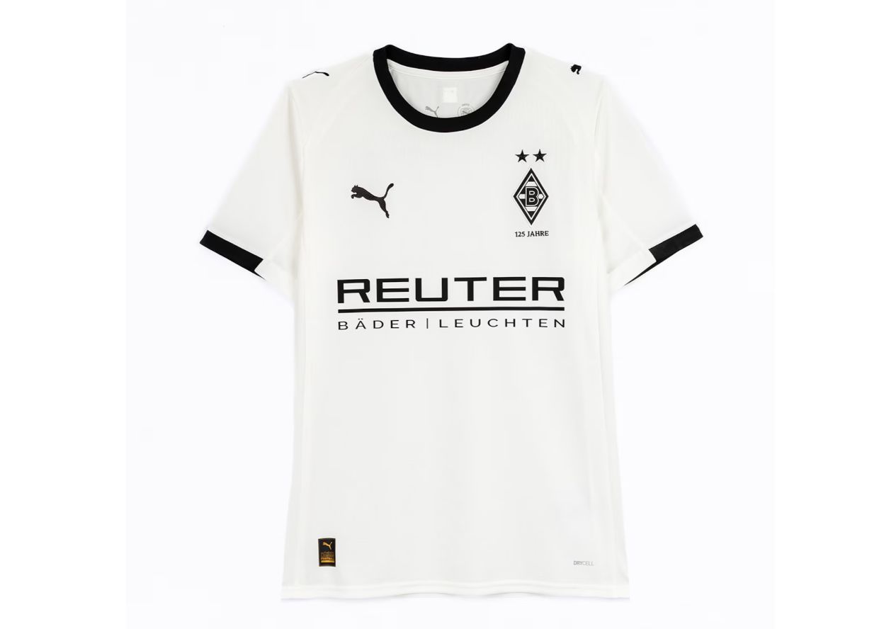 Ein weißes Trikot mit schwarzen Elementen.