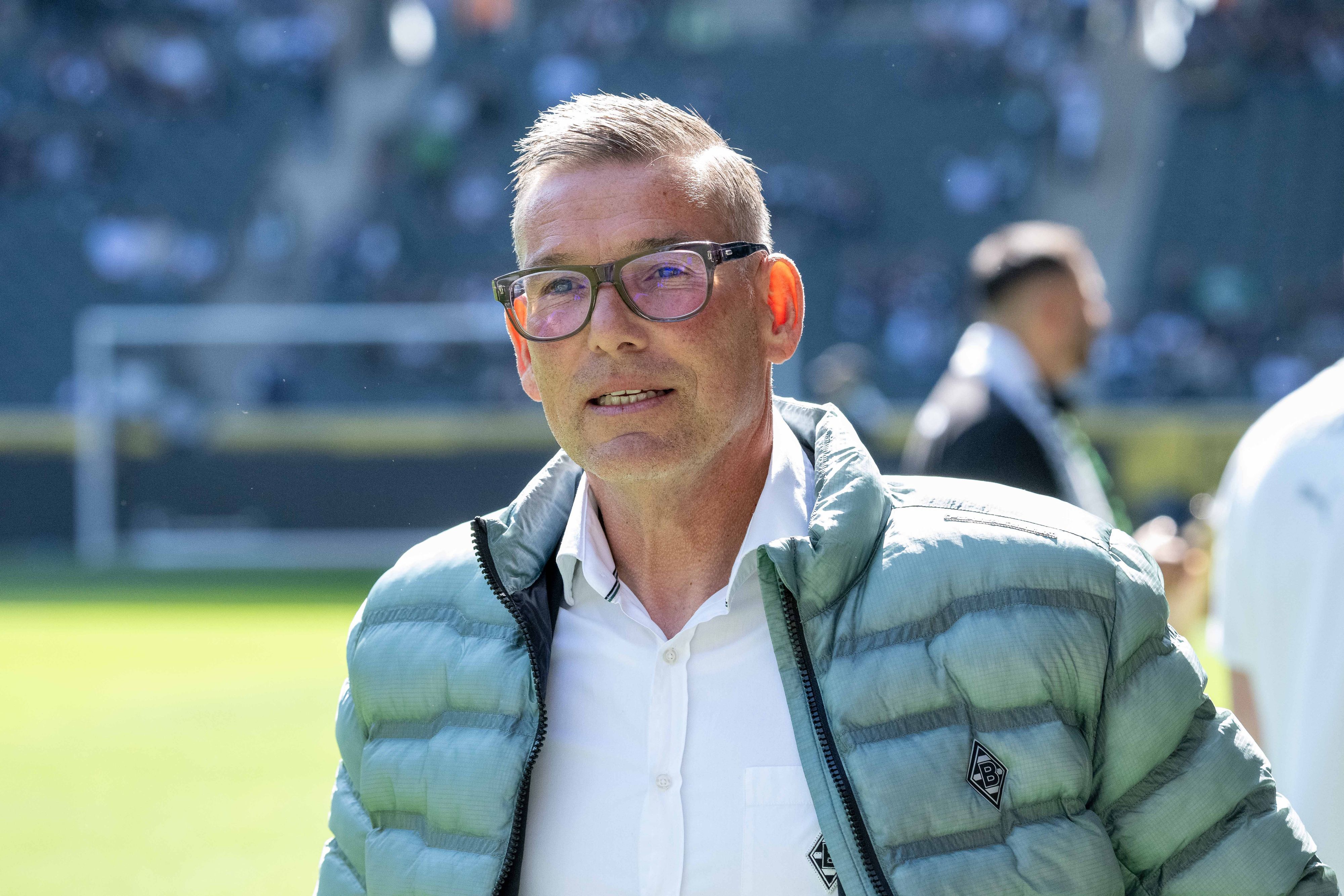 Uwe Kamps am Seitenrand.