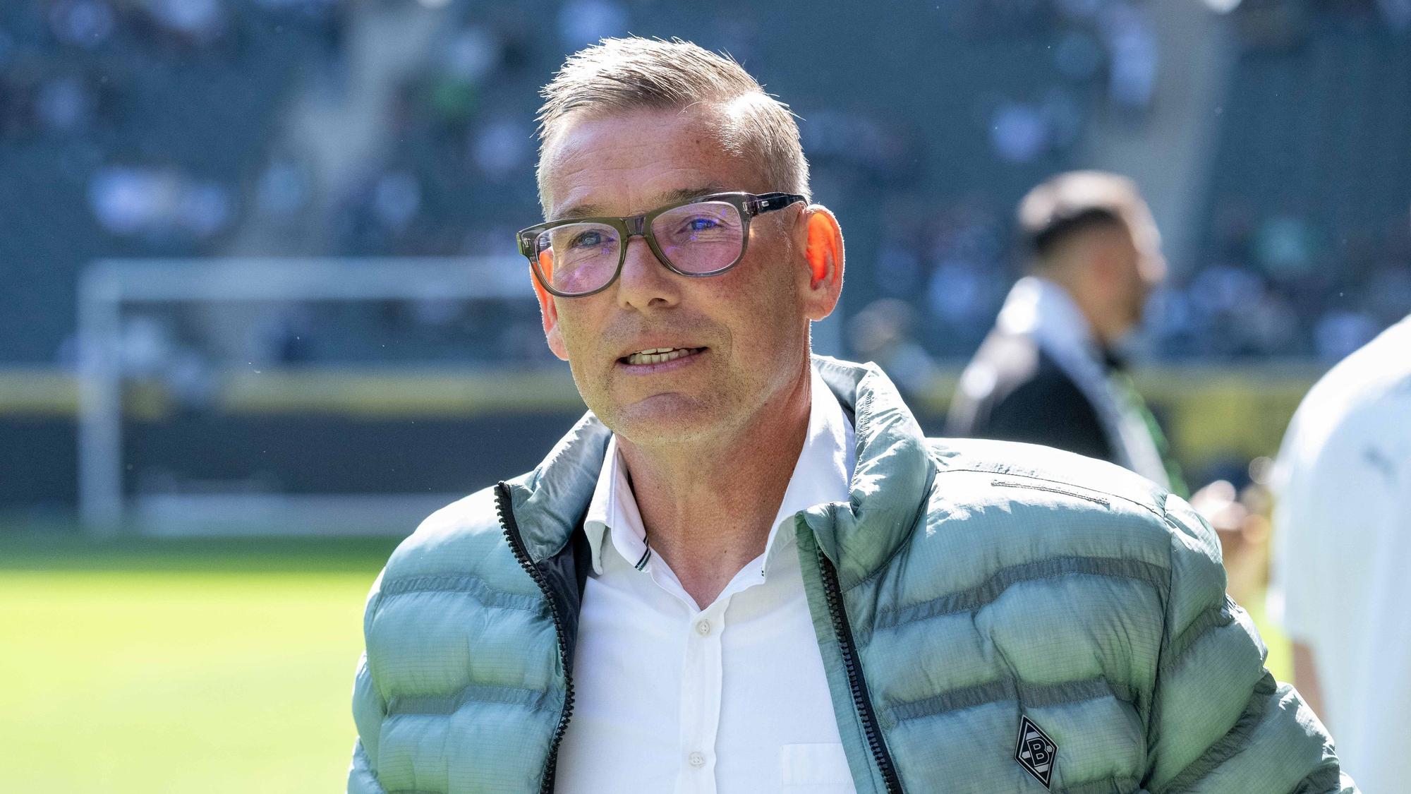 Uwe Kamps am Seitenrand.