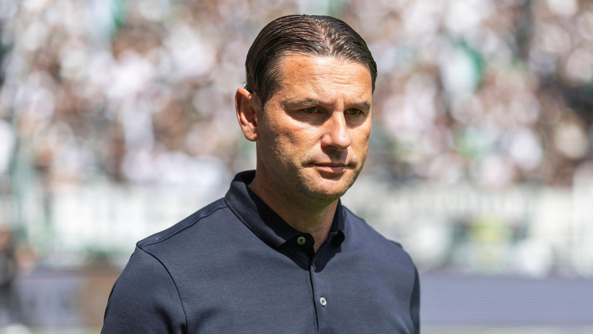 Gerardo Seoane am Seitenrand.