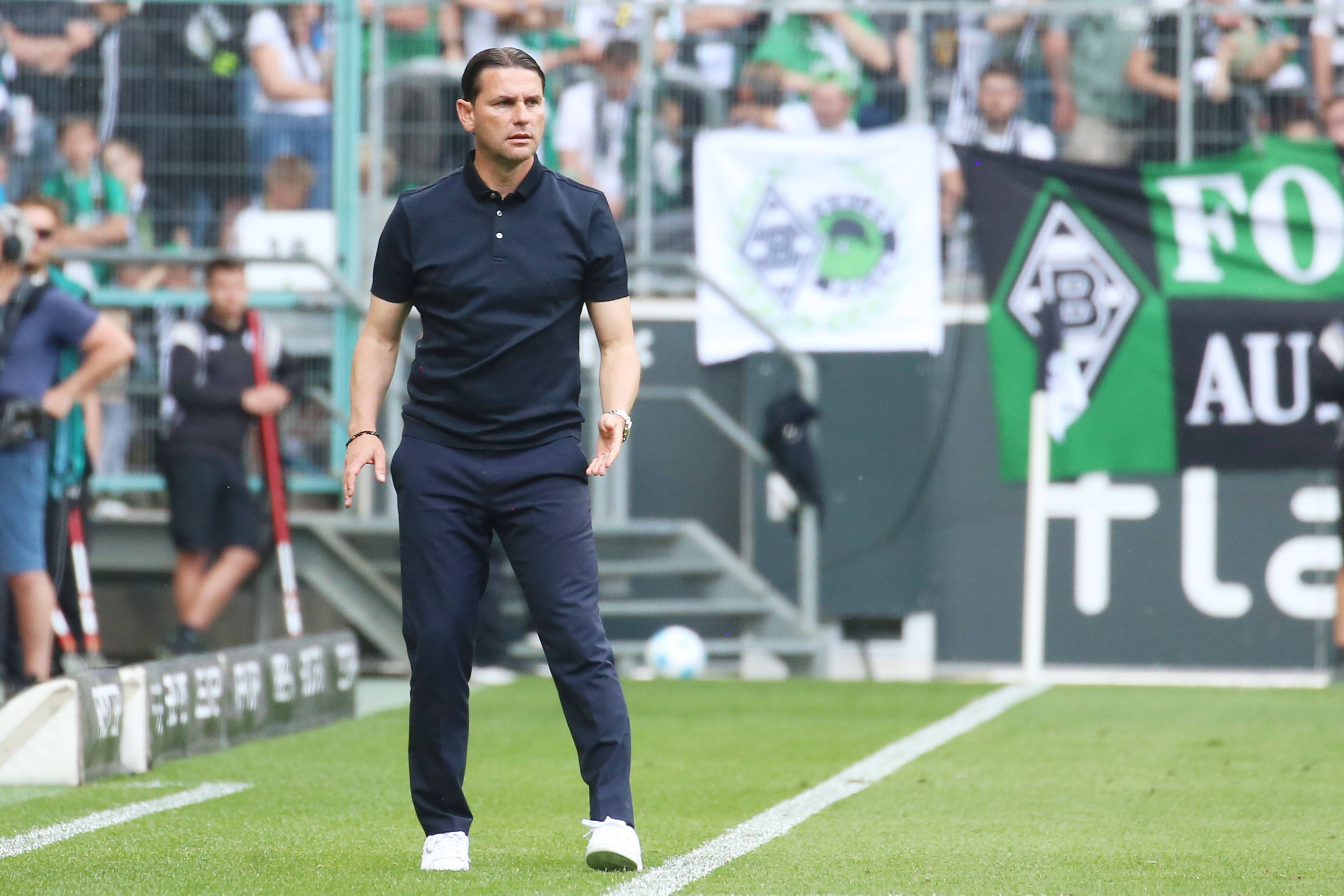 Gerardo Seoane am Seitenrand.