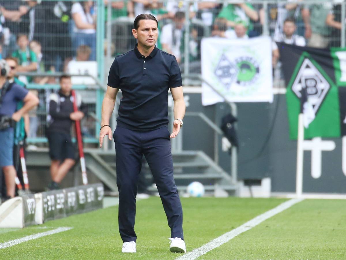 Gerardo Seoane am Seitenrand.