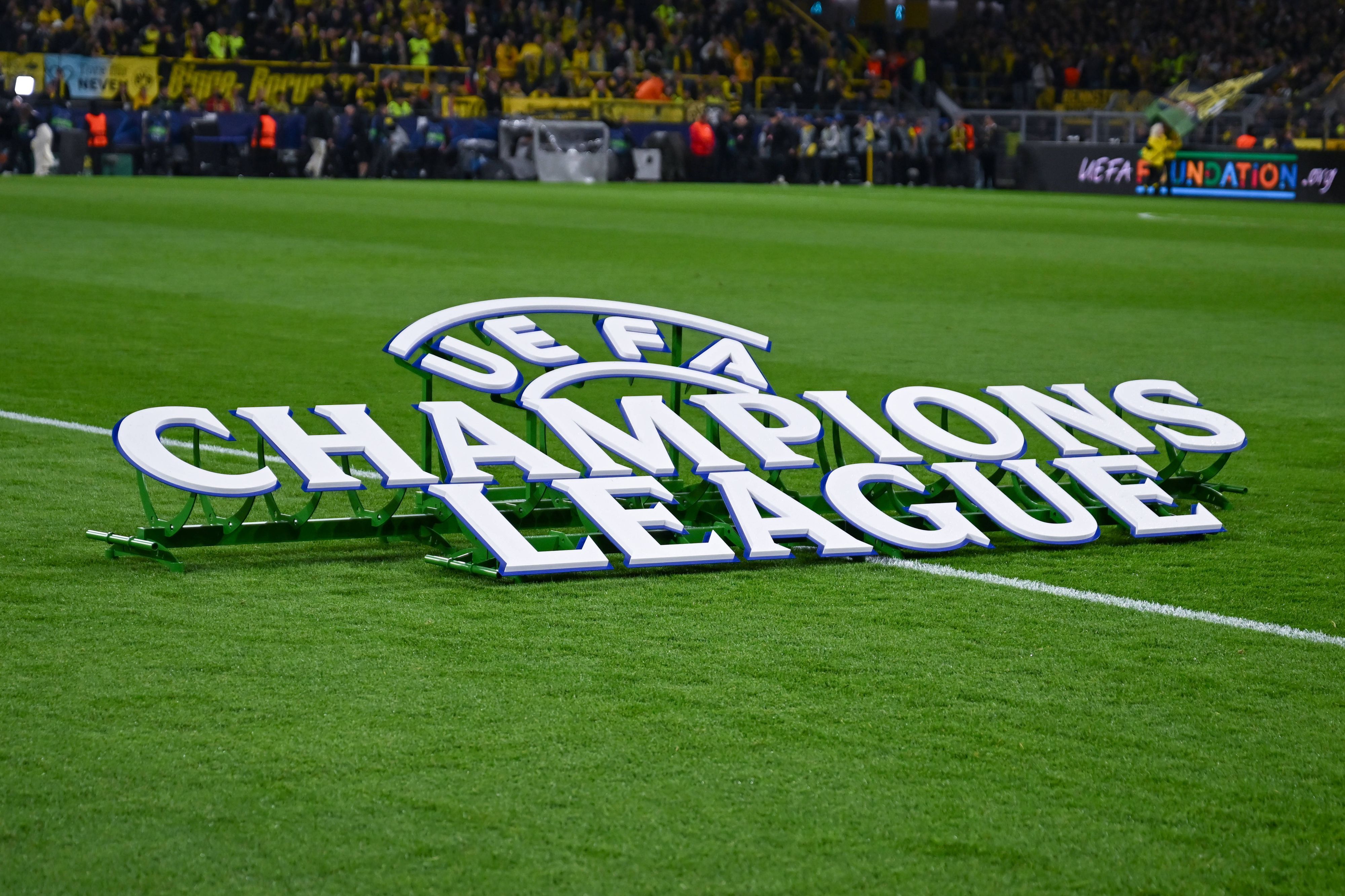 Ein Aufsteller der Champions League auf dem Rasen.