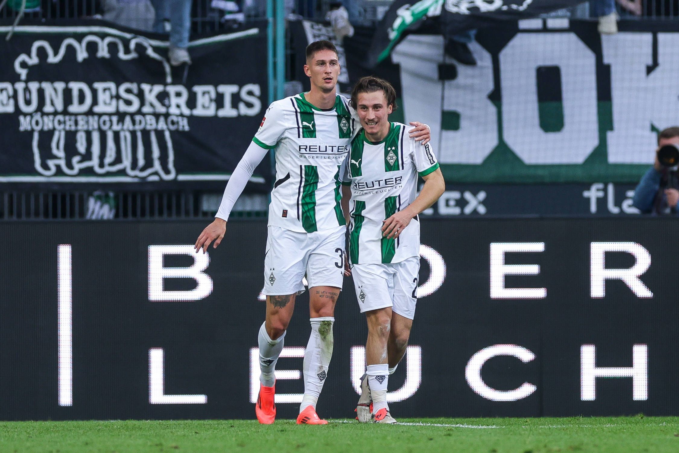 Tomas Cvancara und Rocco Reitz feiern zusammen.