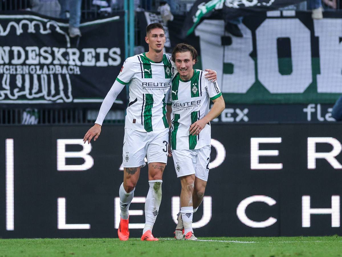 Tomas Cvancara und Rocco Reitz feiern zusammen.