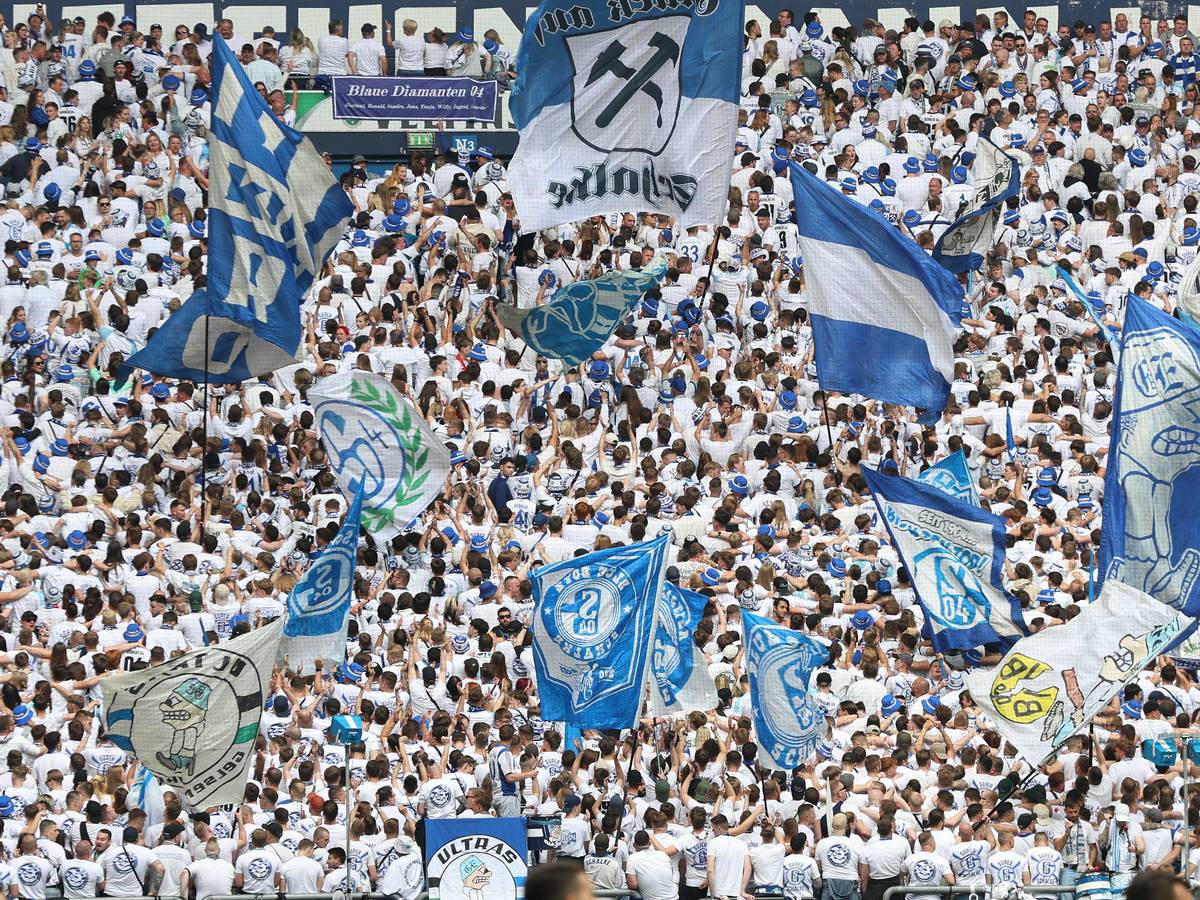 Die Nordkurve in Gelsenkirchen. Keiner schaut auf das Feld, viele Fahnen wehen.