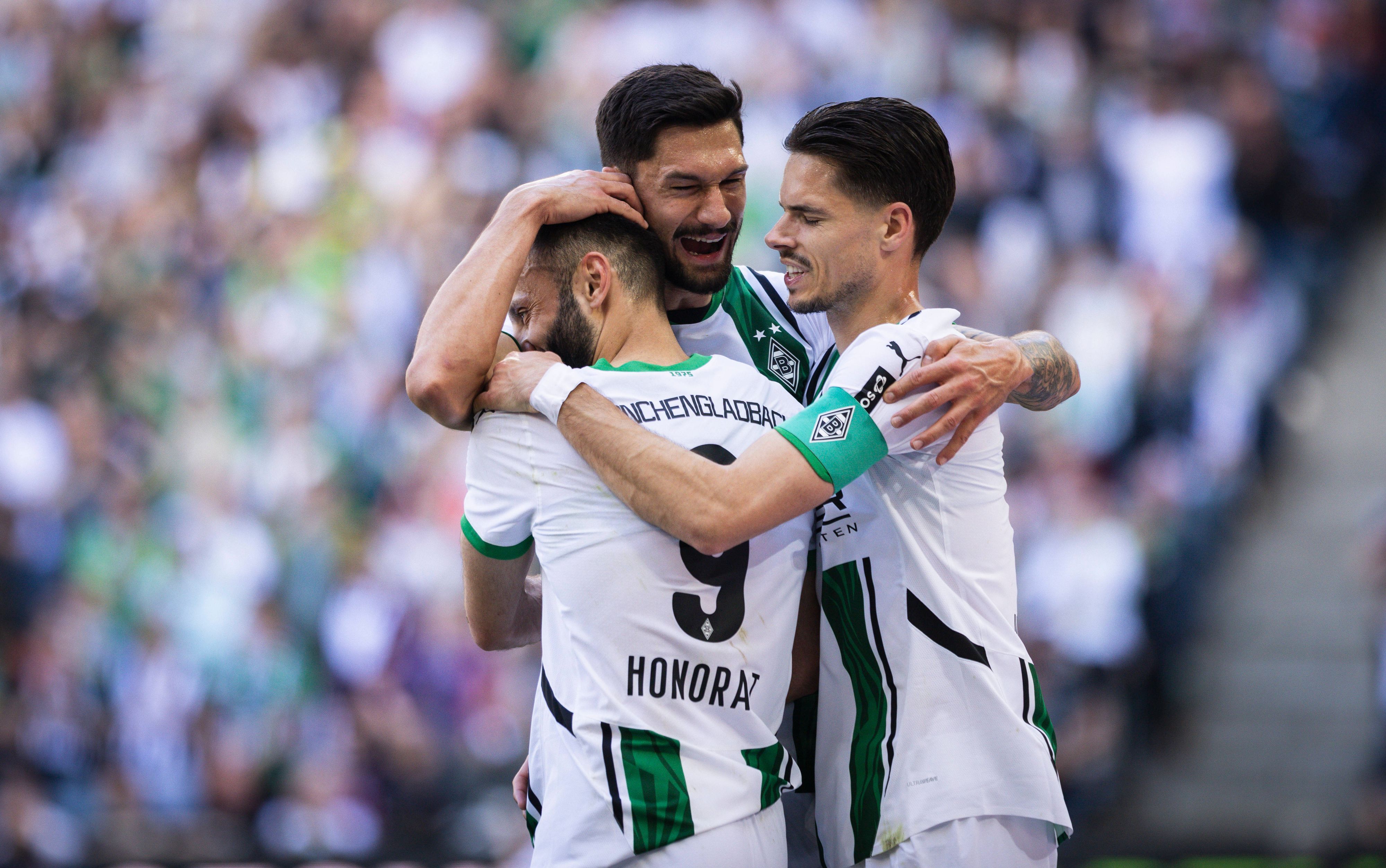 Tim Kleindienst, Franck Honorat und Julian Weigl umarmen sich.