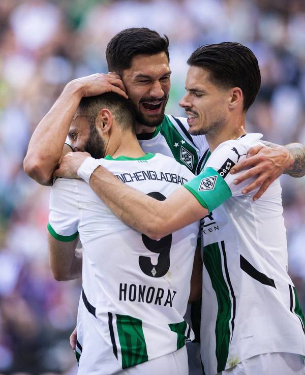 Tim Kleindienst, Franck Honorat und Julian Weigl umarmen sich.
