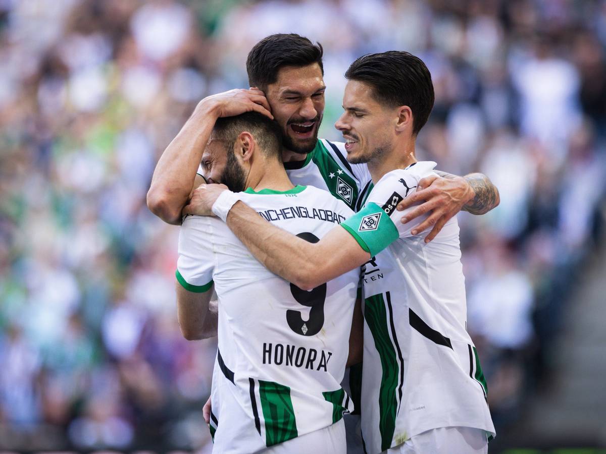 Tim Kleindienst, Franck Honorat und Julian Weigl umarmen sich.