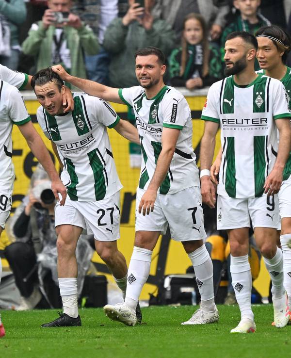 Mehrere Spieler von Borussia Mönchengladbach laufen über den Platz.