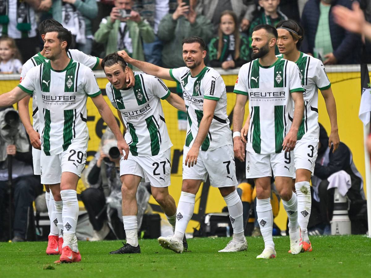 Mehrere Spieler von Borussia Mönchengladbach laufen über den Platz.