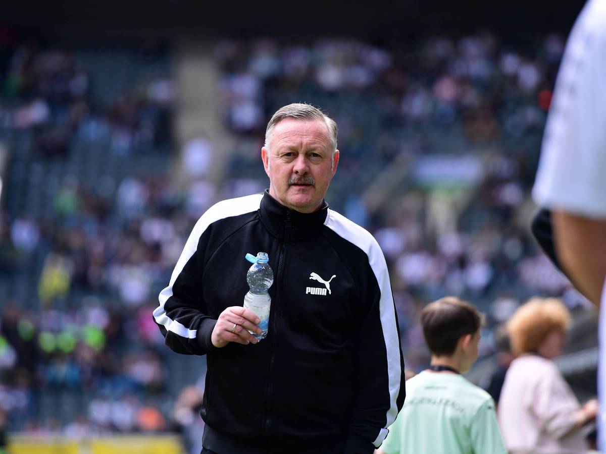 Roland Virkus mit einer Wasserflasche in der Hand.