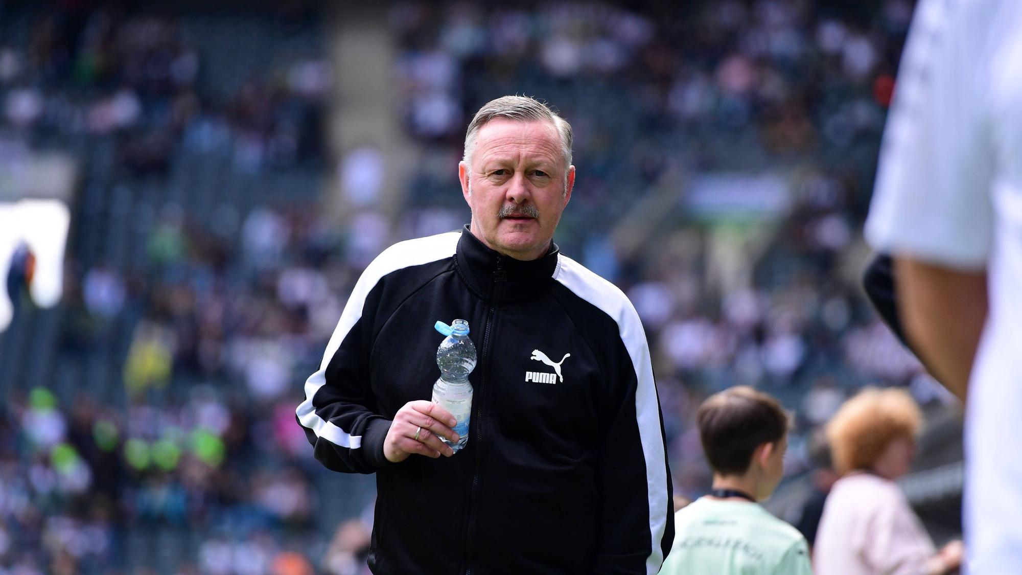 Roland Virkus mit einer Wasserflasche in der Hand.