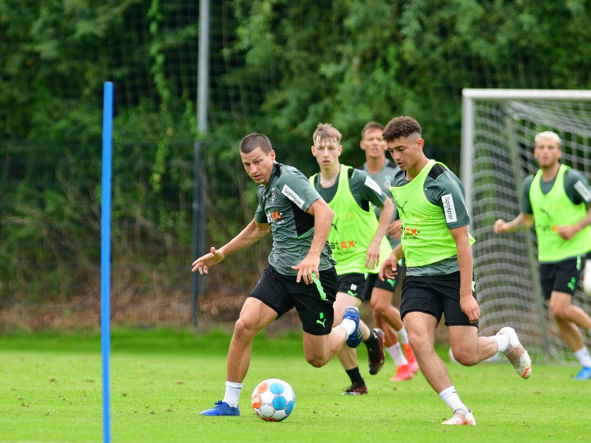 Moustafa Moustafa im Zweikampf gegen Stefan Lainer.