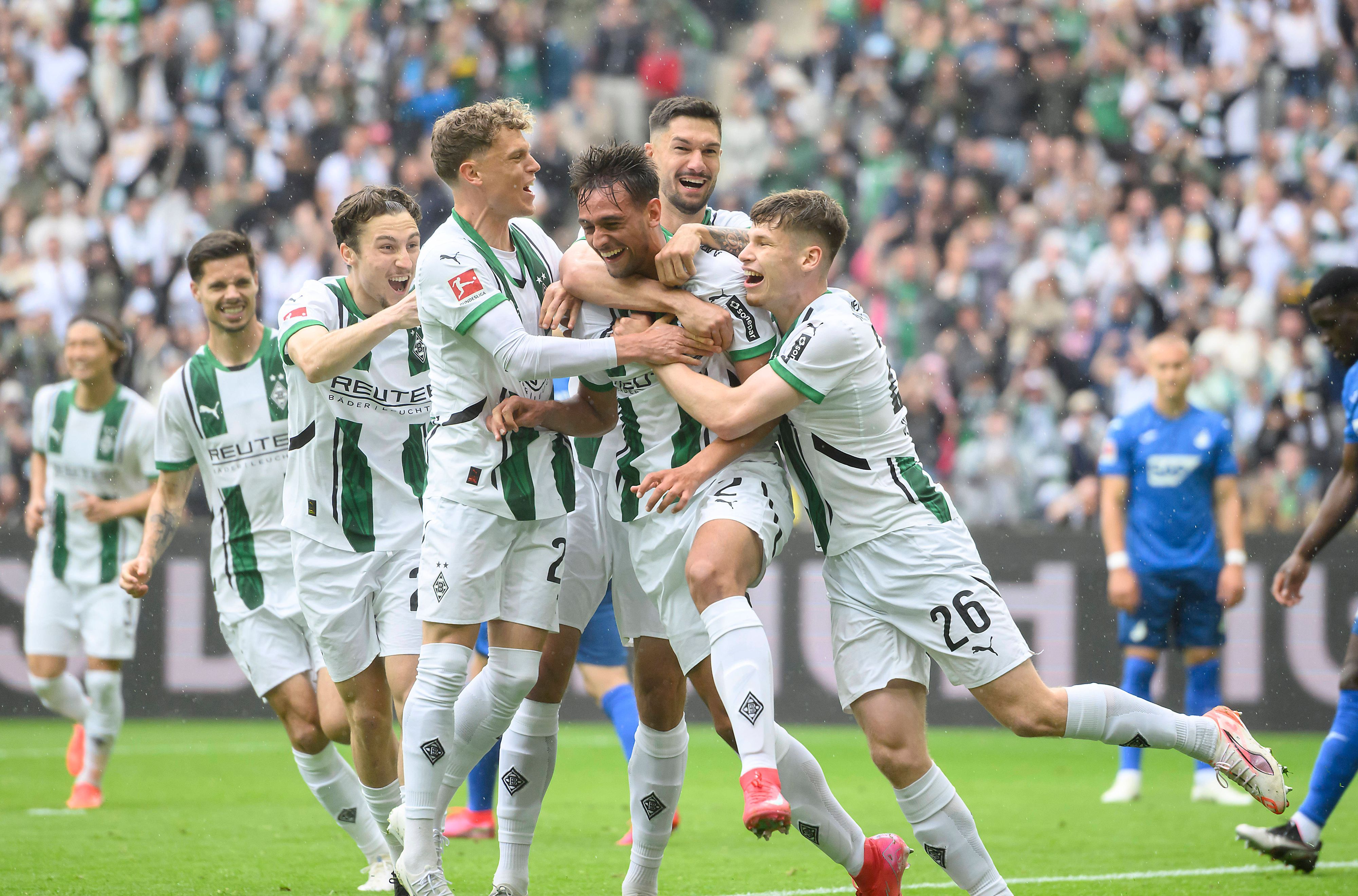Spieler von Borussia Mönchengladbach bejubeln einen Treffer.
