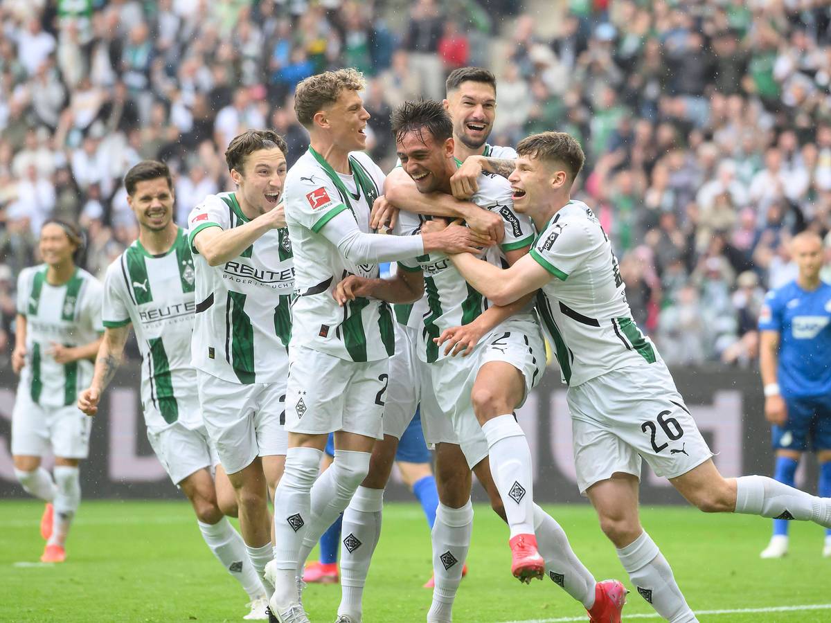 Spieler von Borussia Mönchengladbach bejubeln einen Treffer.