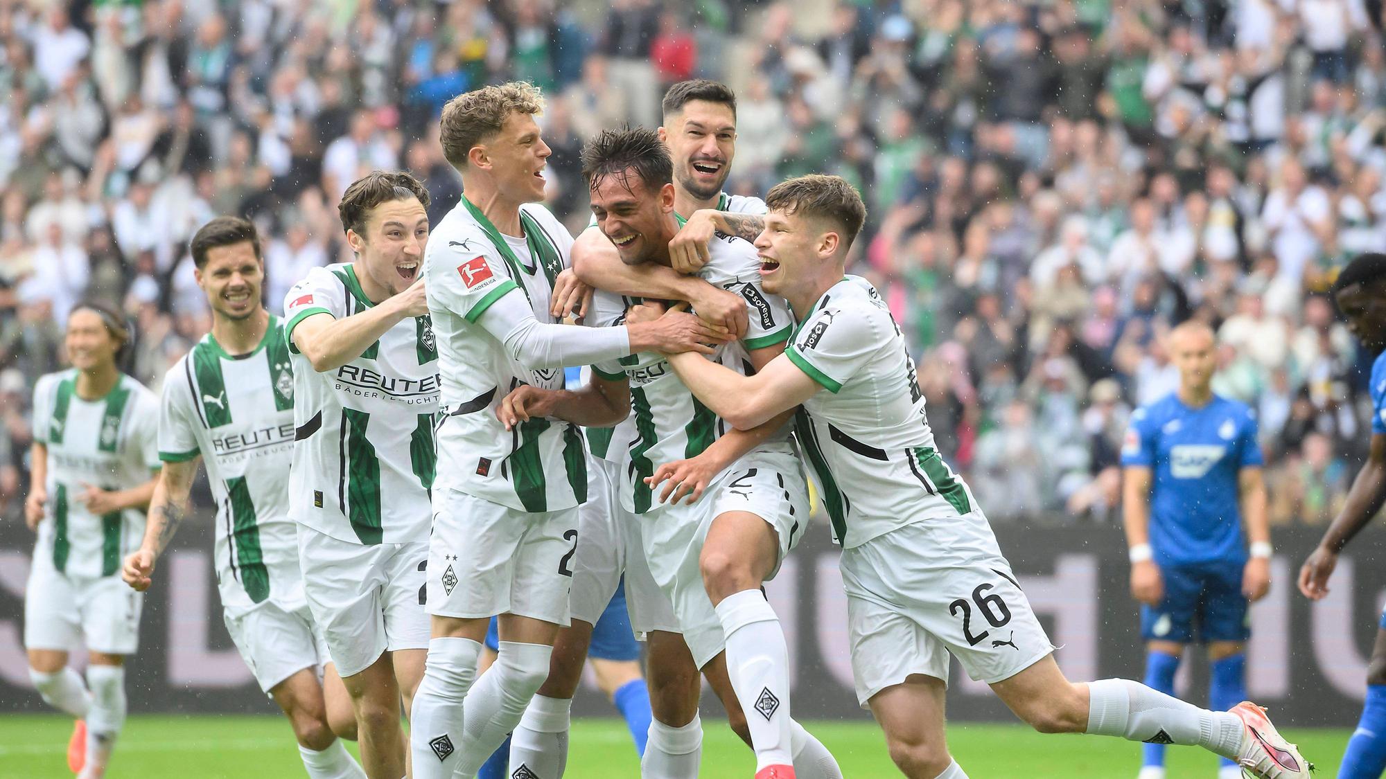 Spieler von Borussia Mönchengladbach bejubeln einen Treffer.