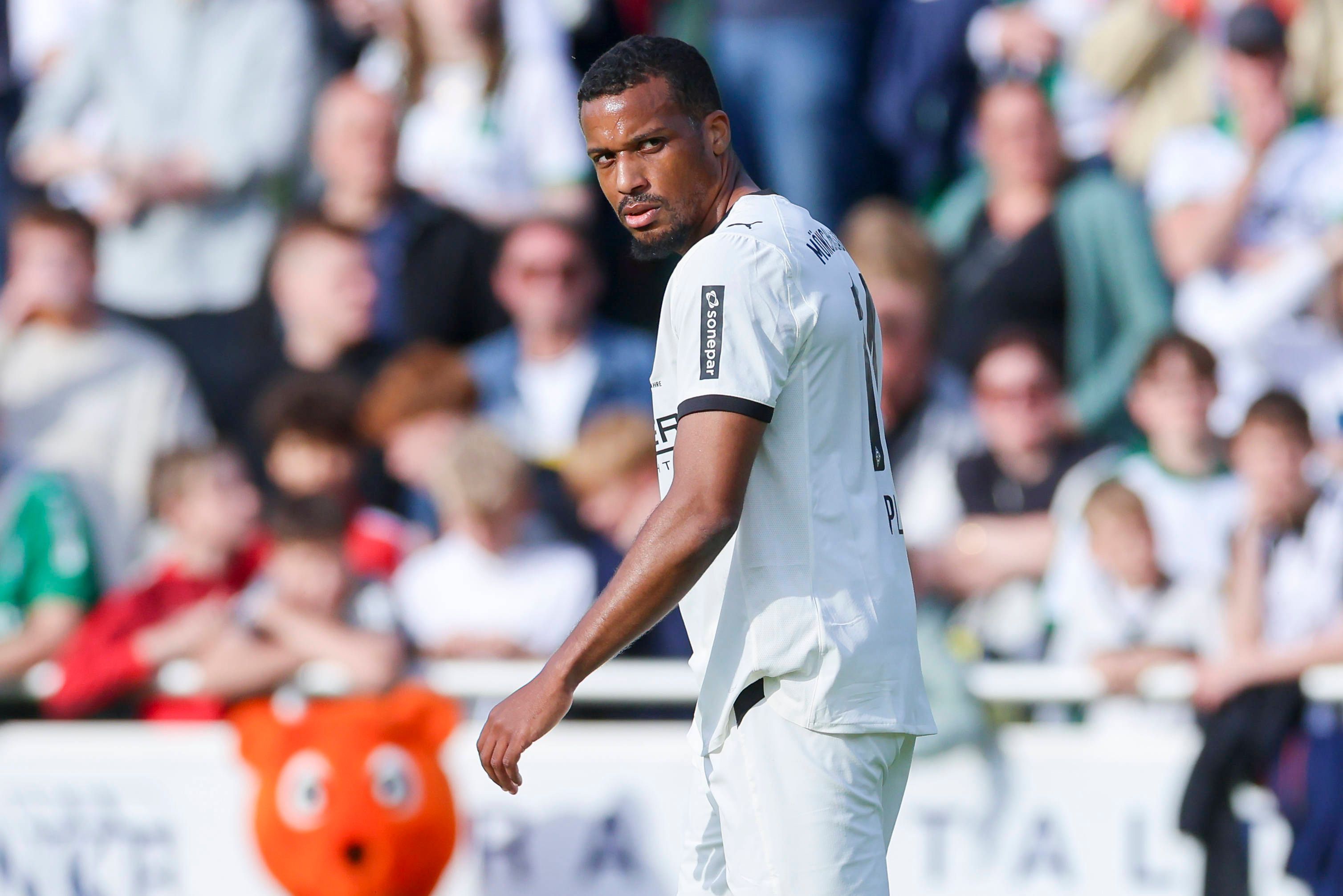 Alassane Plea schaut wütend über die eigene Schulter.