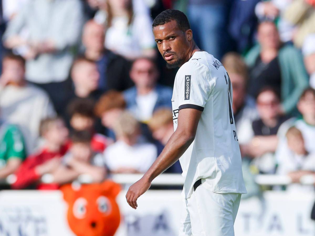 Alassane Plea schaut wütend über die eigene Schulter.